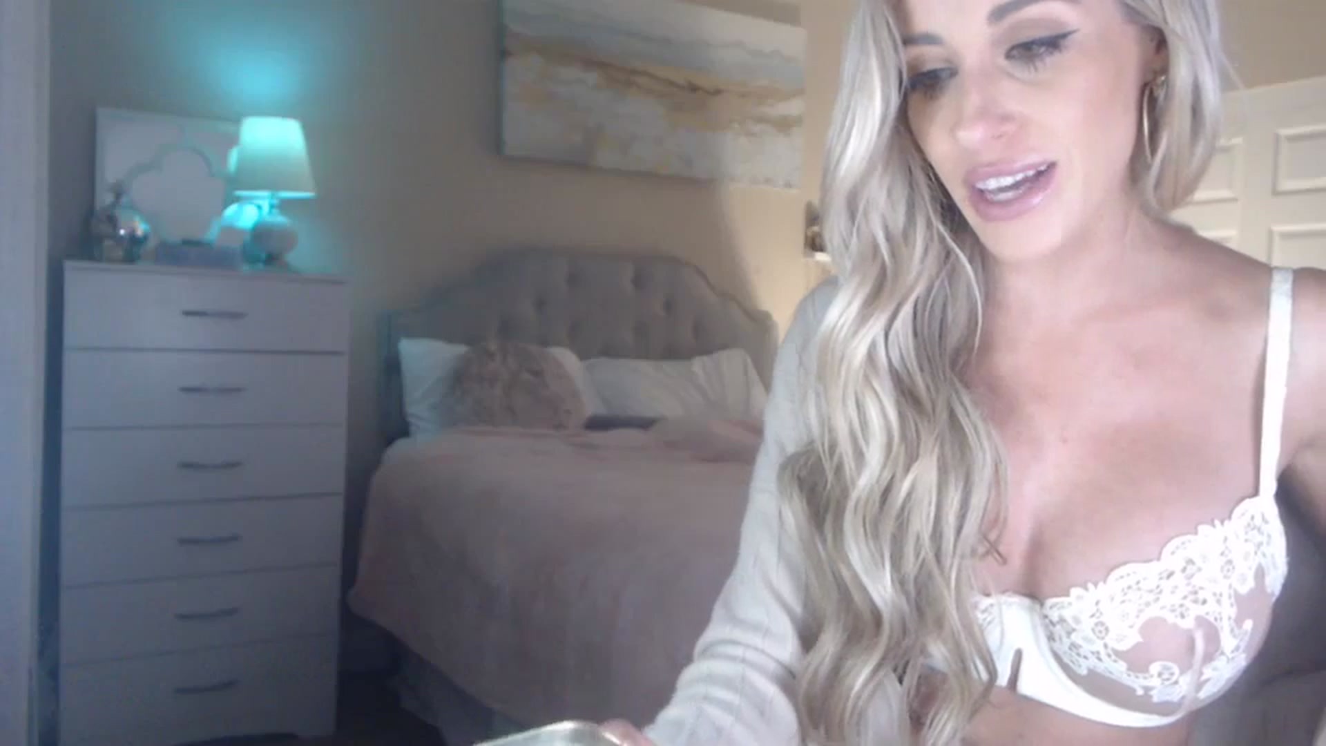 Gallery image thumbnail from Queen_bambii's myfreecams stream on, 12/03/2023, 07:45 image 13 of 20