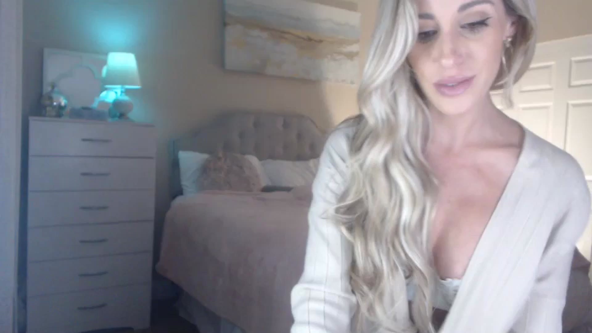 Gallery image thumbnail from Queen_bambii's myfreecams stream on, 12/03/2023, 07:45 image 1 of 20