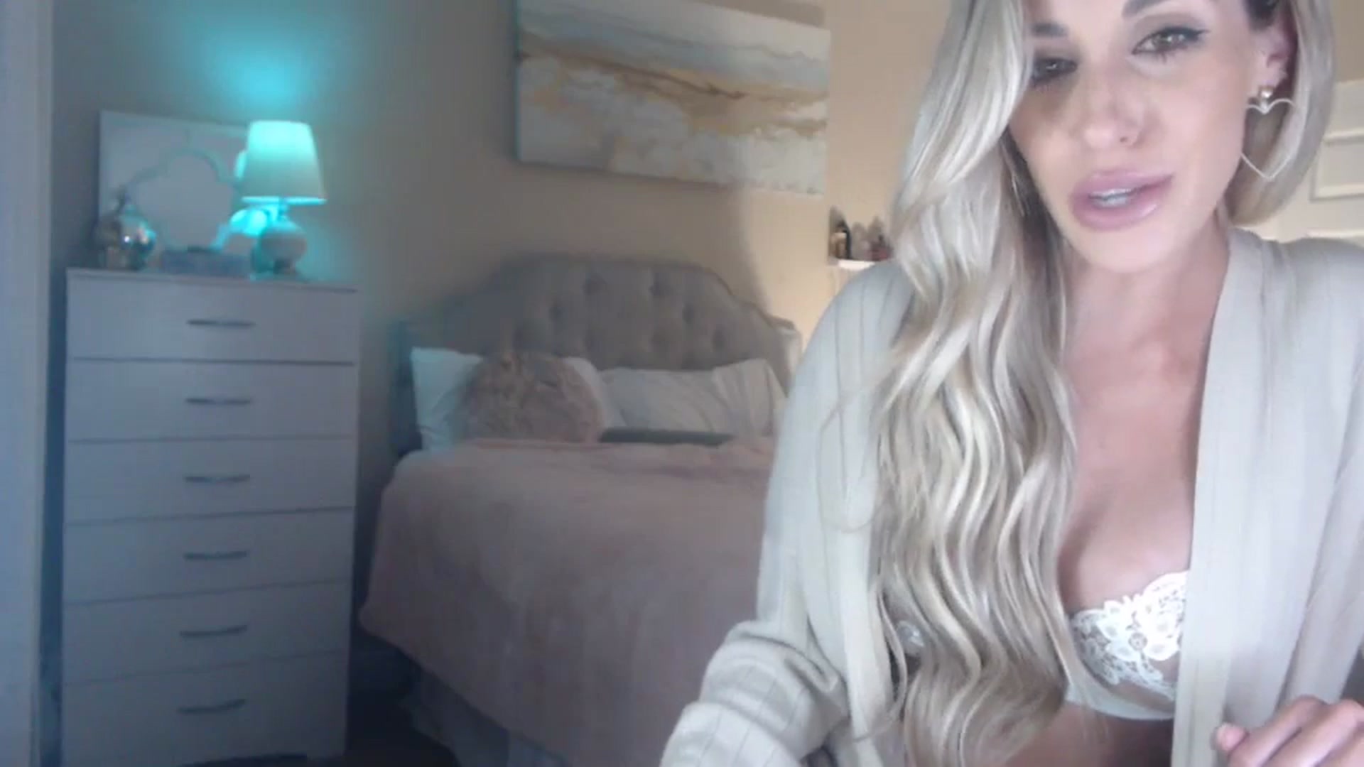 Gallery image thumbnail from Queen_bambii's myfreecams stream on, 12/03/2023, 08:03 image 17 of 20