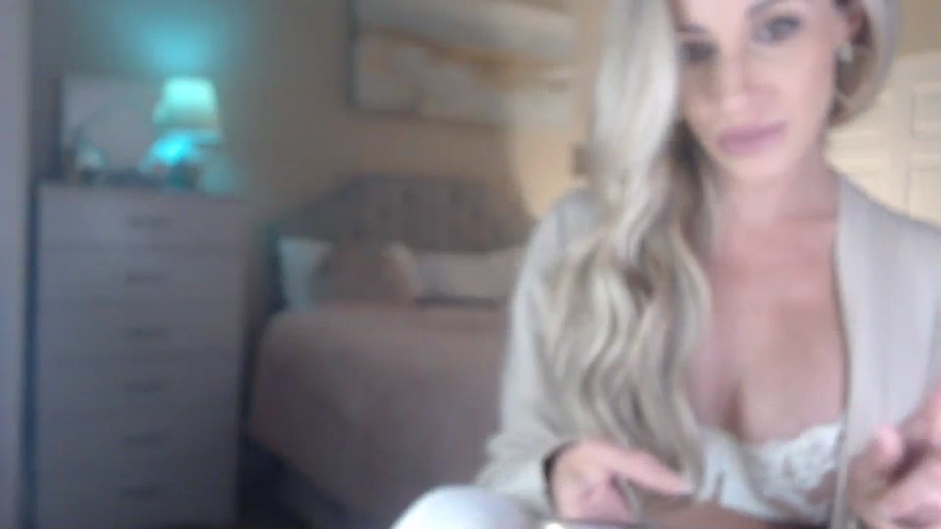 Gallery image thumbnail from Queen_bambii's myfreecams stream on, 12/03/2023, 08:03 image 16 of 20