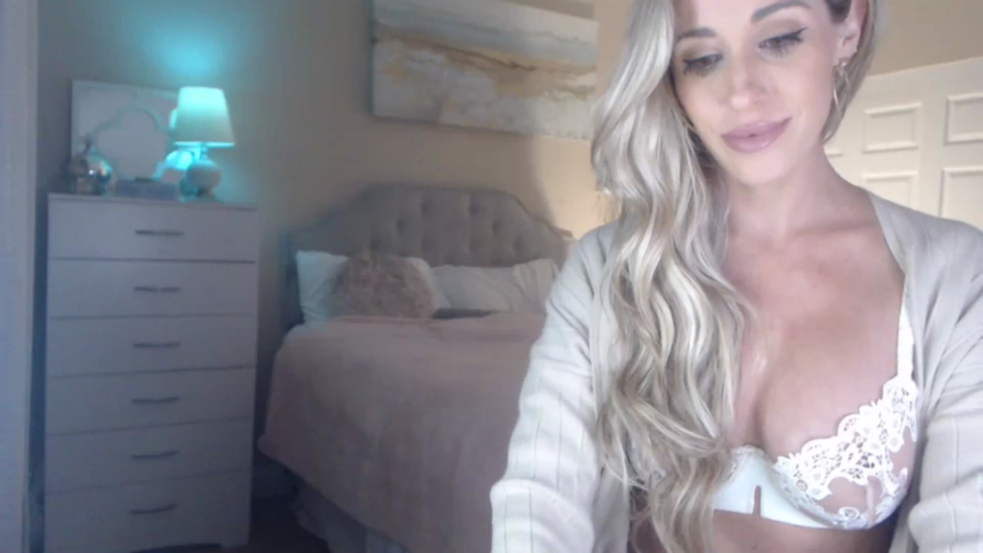 Gallery image thumbnail from Queen_bambii's myfreecams stream on, 12/03/2023, 08:03 image 8 of 20