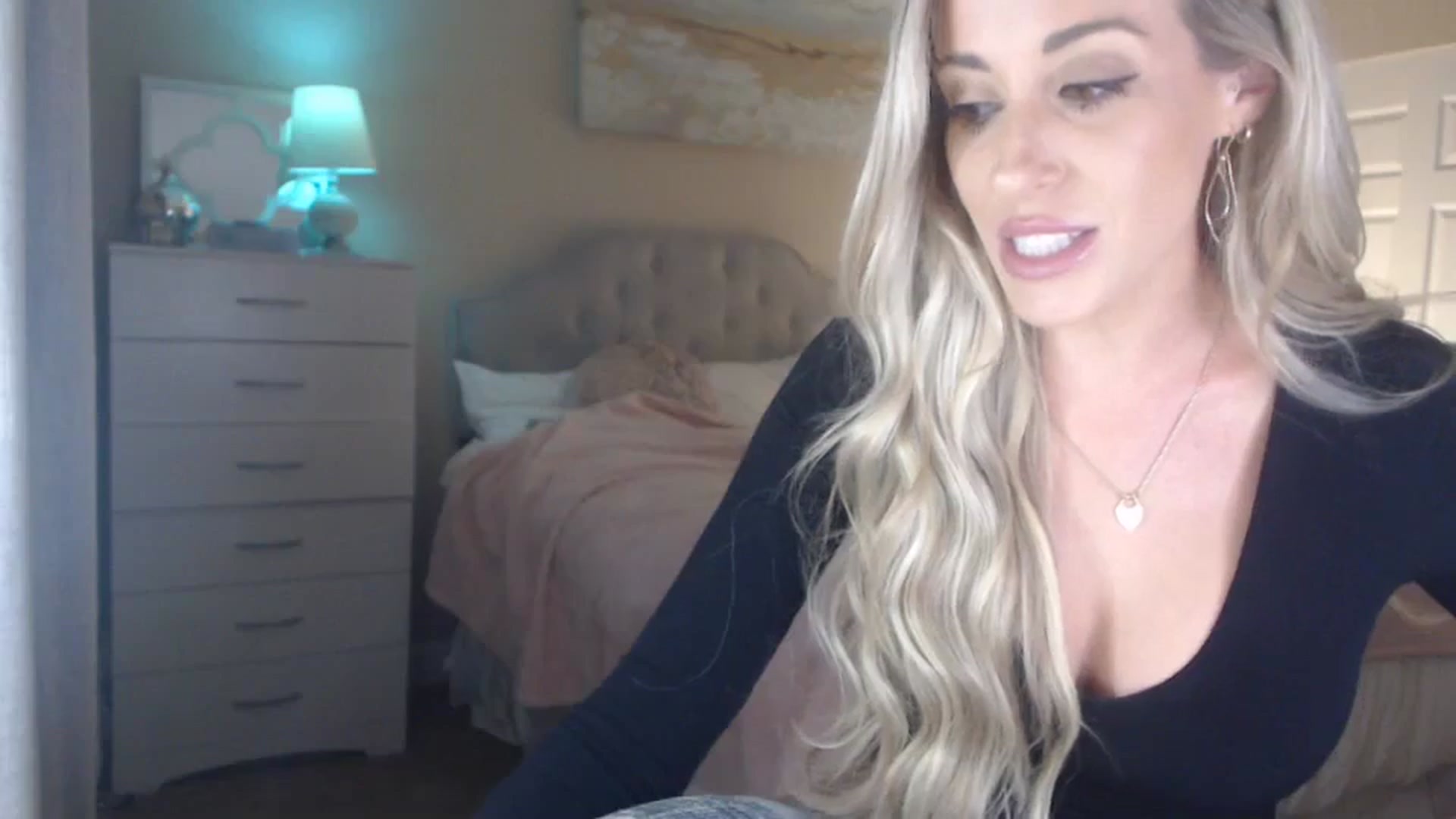 Gallery image thumbnail from Queen_bambii's myfreecams stream on, 12/05/2023, 05:43 image 19 of 20