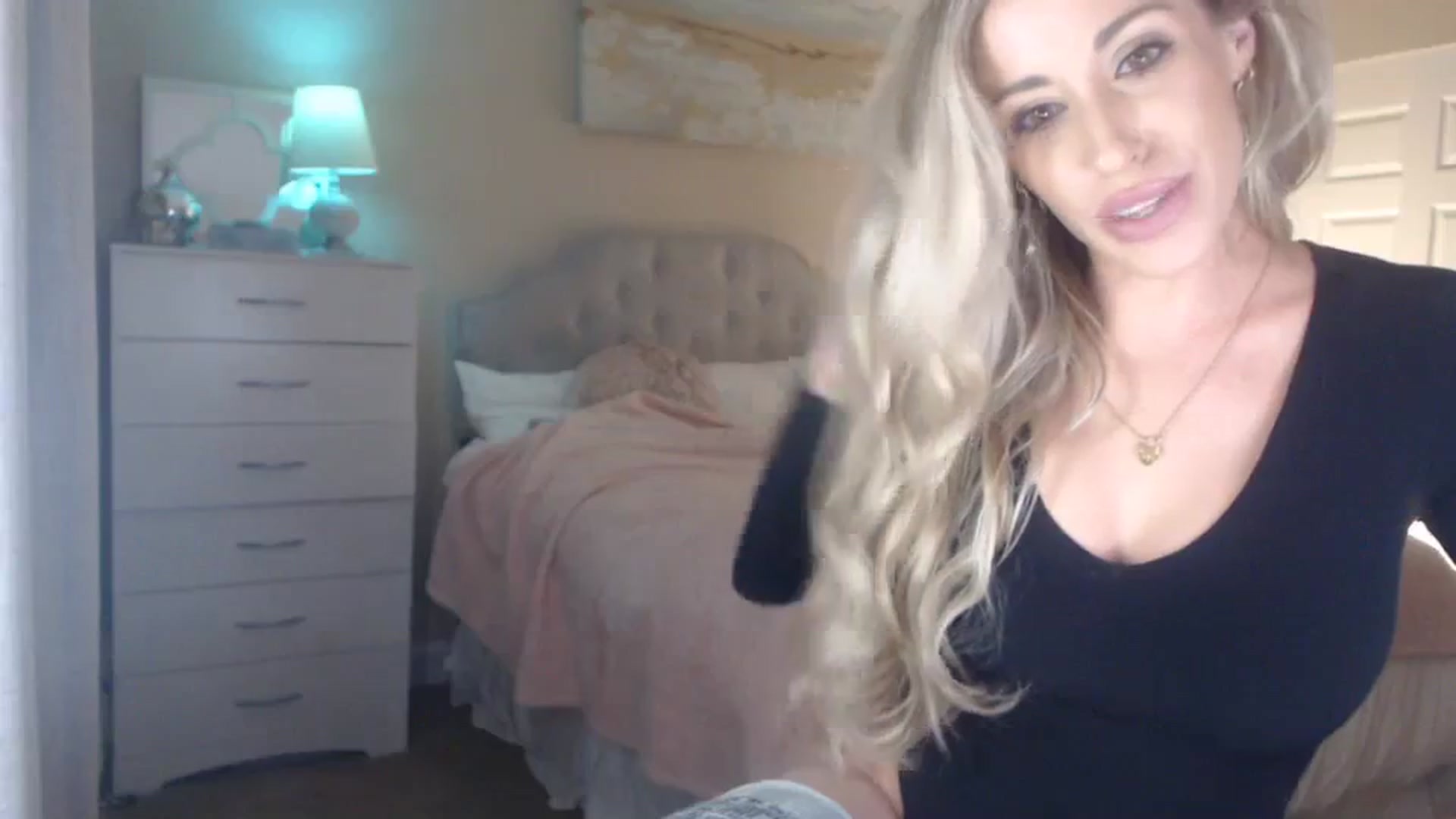 Gallery image thumbnail from Queen_bambii's myfreecams stream on, 12/05/2023, 05:43 image 4 of 20