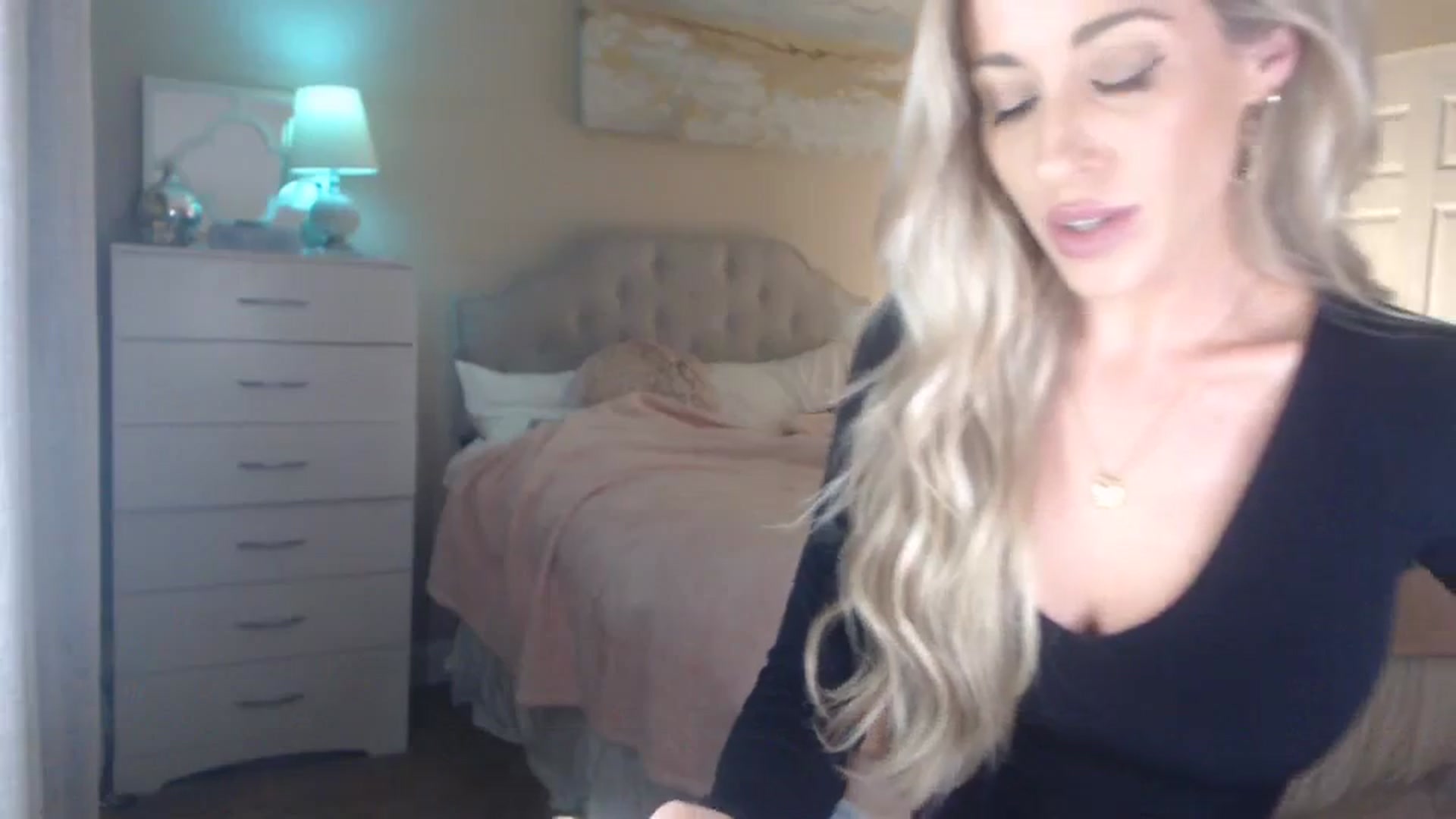 Gallery image thumbnail from Queen_bambii's myfreecams stream on, 12/05/2023, 05:43 image 6 of 20