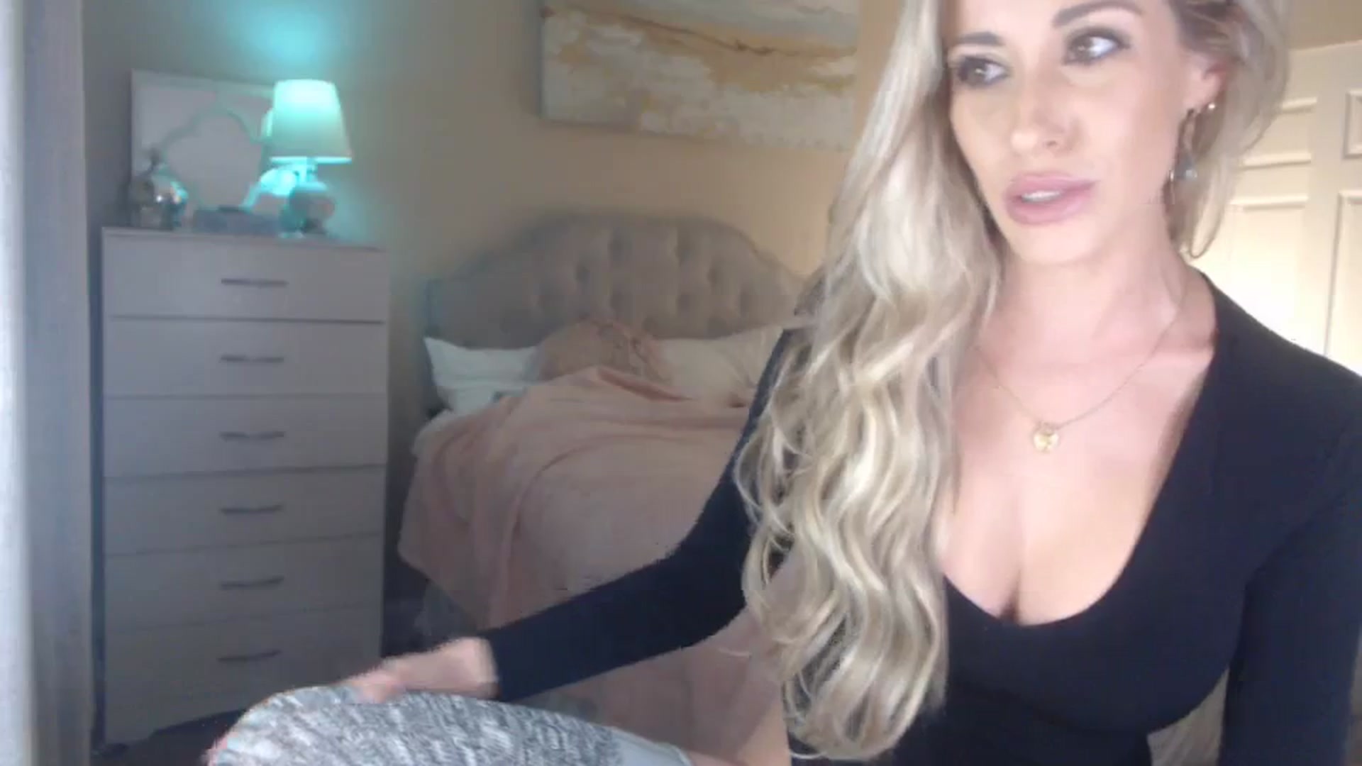 Gallery image thumbnail from Queen_bambii's myfreecams stream on, 12/05/2023, 05:43 image 12 of 20