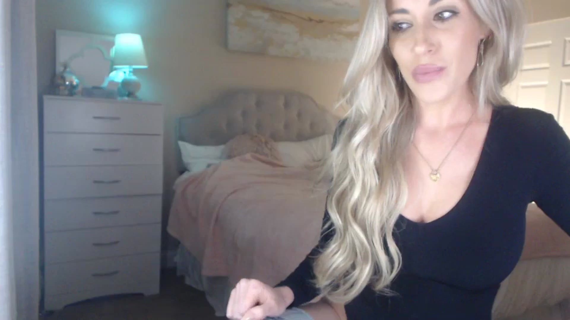 Gallery image thumbnail from Queen_bambii's myfreecams stream on, 12/05/2023, 05:43 image 5 of 20
