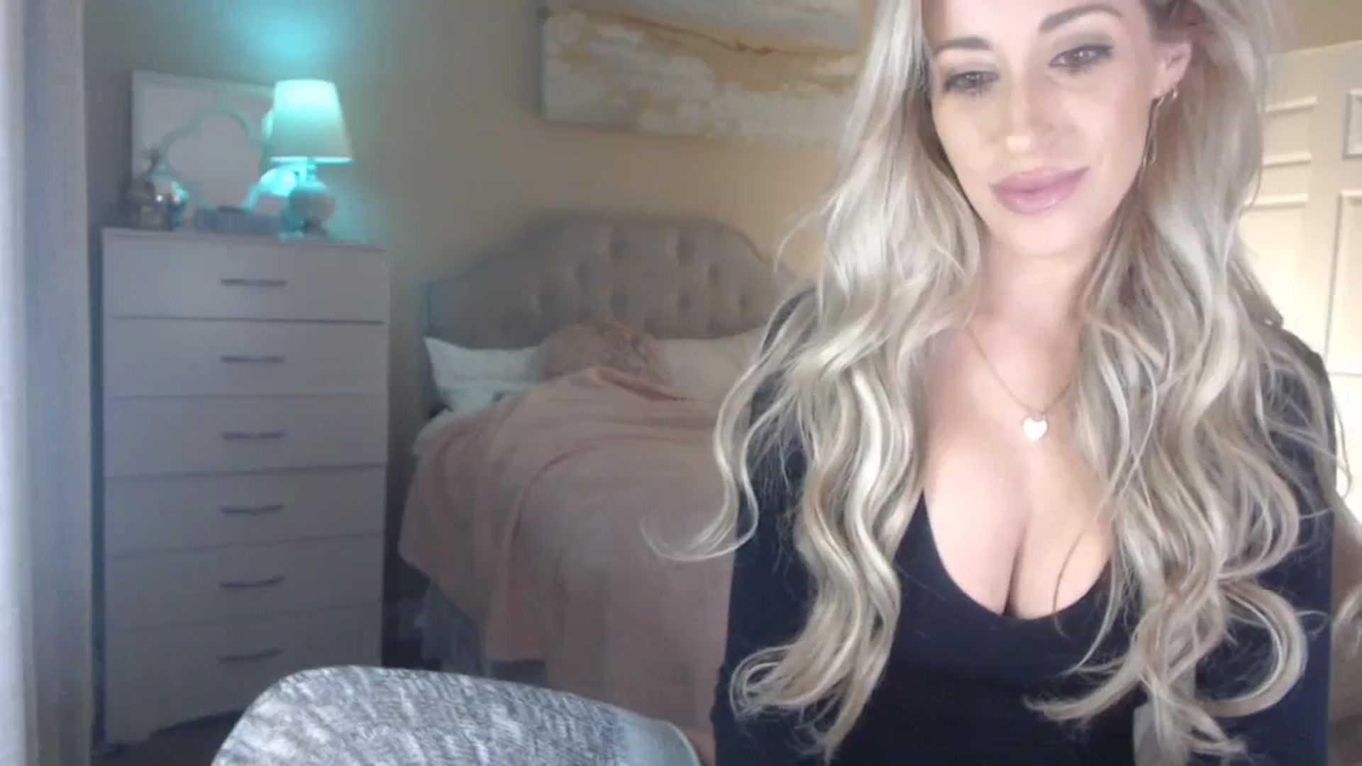 Gallery image thumbnail from Queen_bambii's myfreecams stream on, 12/05/2023, 05:43 image 10 of 20