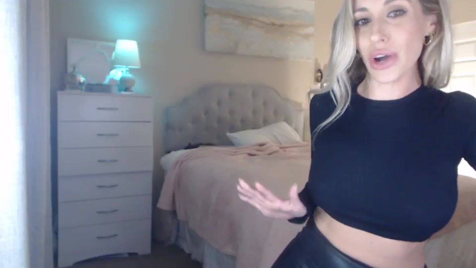 Gallery image thumbnail from Queen_bambii's myfreecams stream on, 12/07/2023, 09:09 image 16 of 20