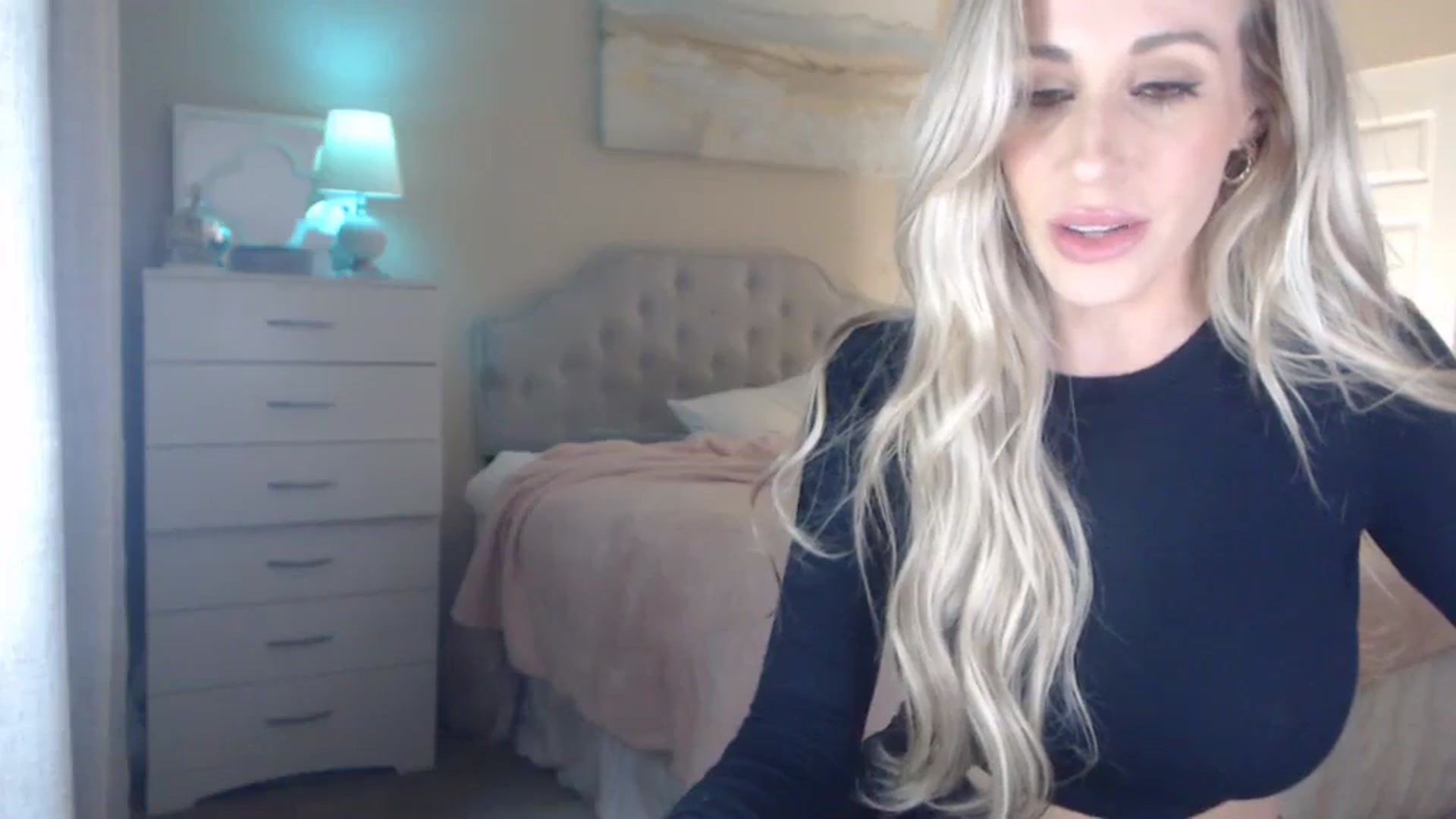 Gallery image thumbnail from Queen_bambii's myfreecams stream on, 12/07/2023, 09:09 image 4 of 20