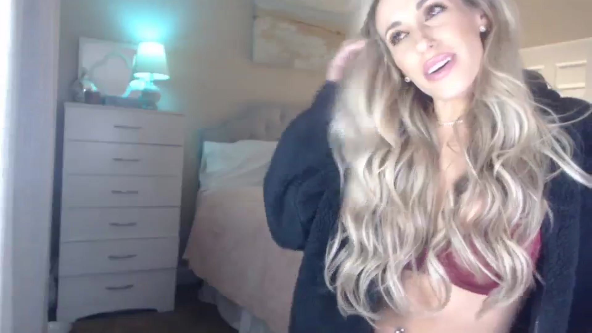 Gallery image thumbnail from Queen_bambii's myfreecams stream on, 12/14/2023, 09:29 image 16 of 20