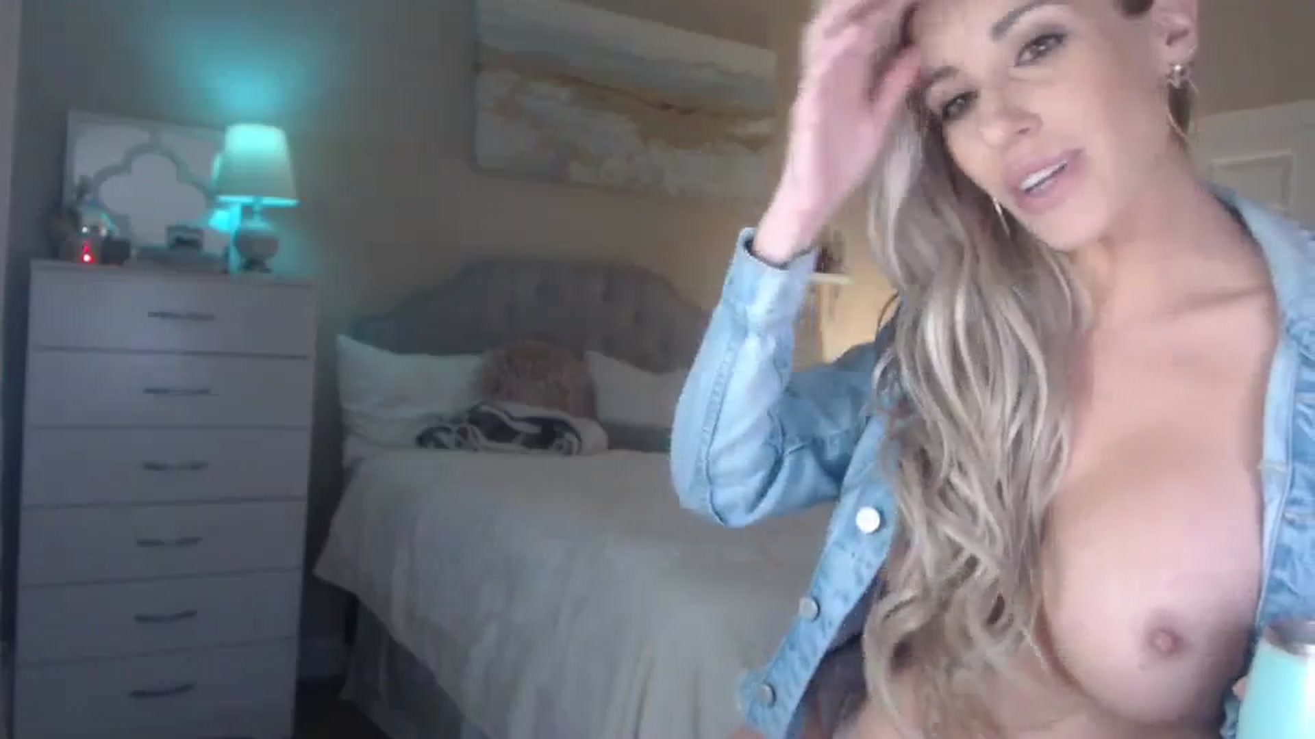Gallery image thumbnail from Queen_bambii's myfreecams stream on, 12/19/2023, 08:57 image 17 of 20
