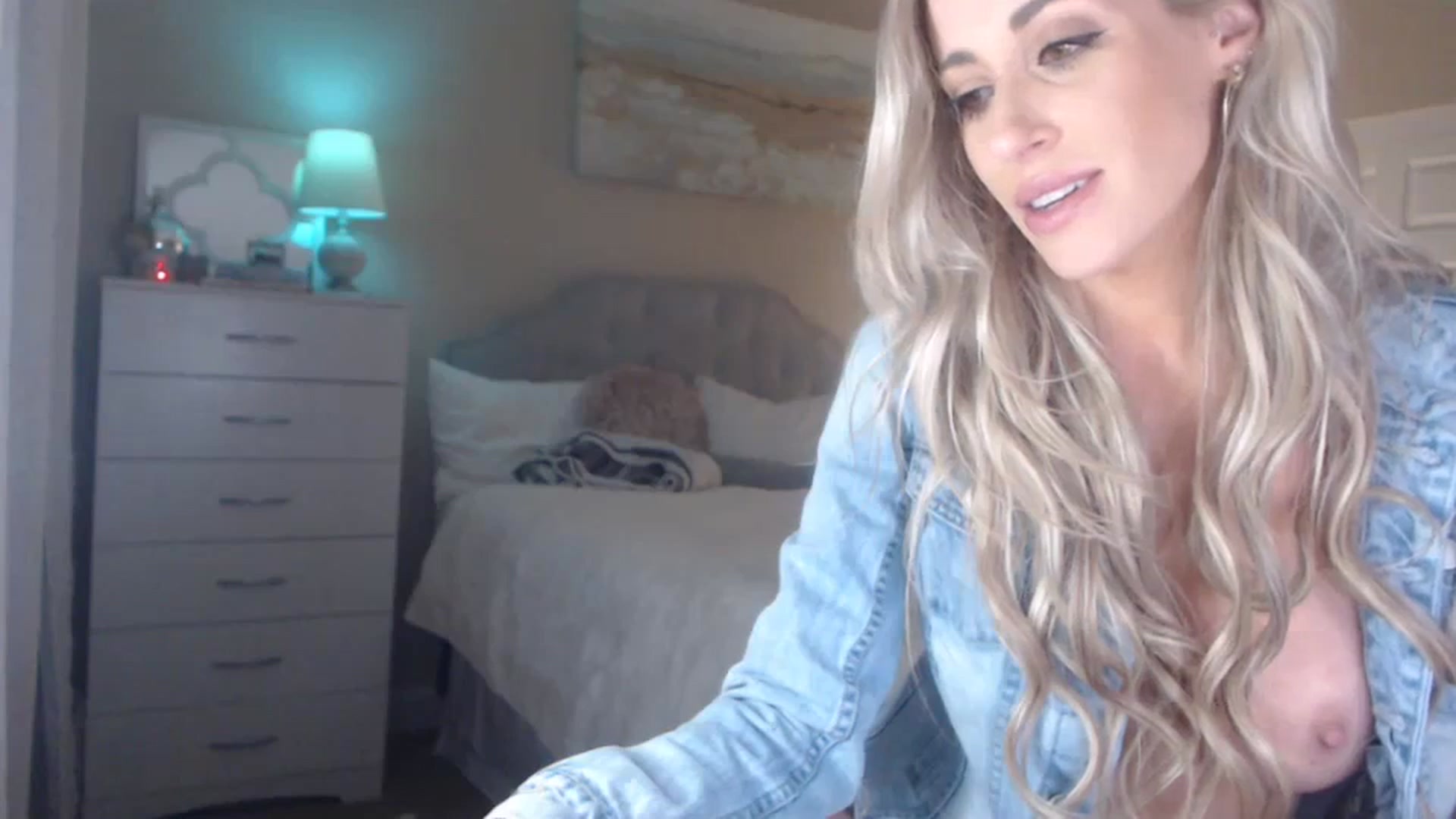 Gallery image thumbnail from Queen_bambii's myfreecams stream on, 12/19/2023, 08:57 image 16 of 20