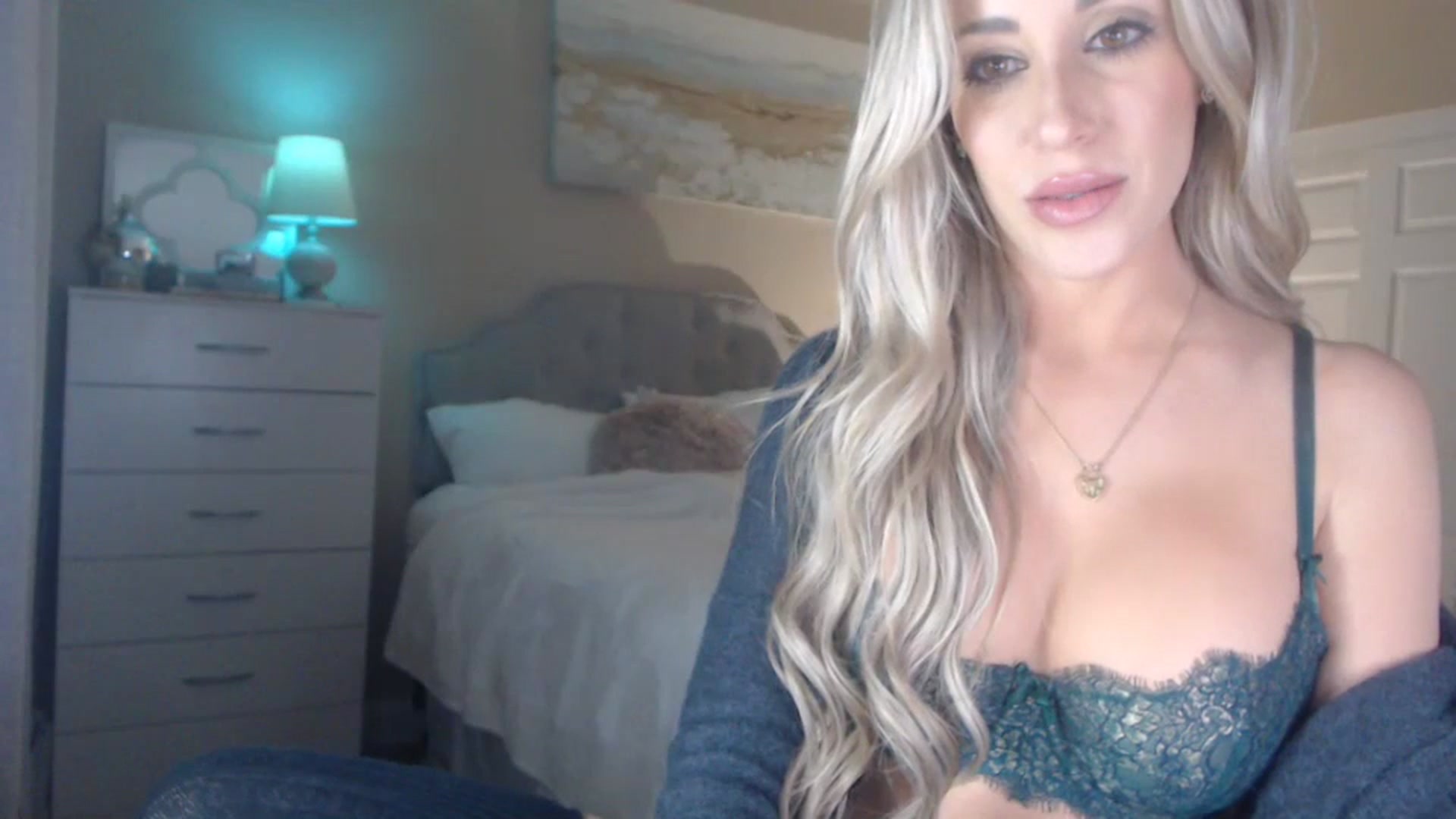 Gallery image thumbnail from Queen_bambii's myfreecams stream on, 12/21/2023, 05:25 image 3 of 20