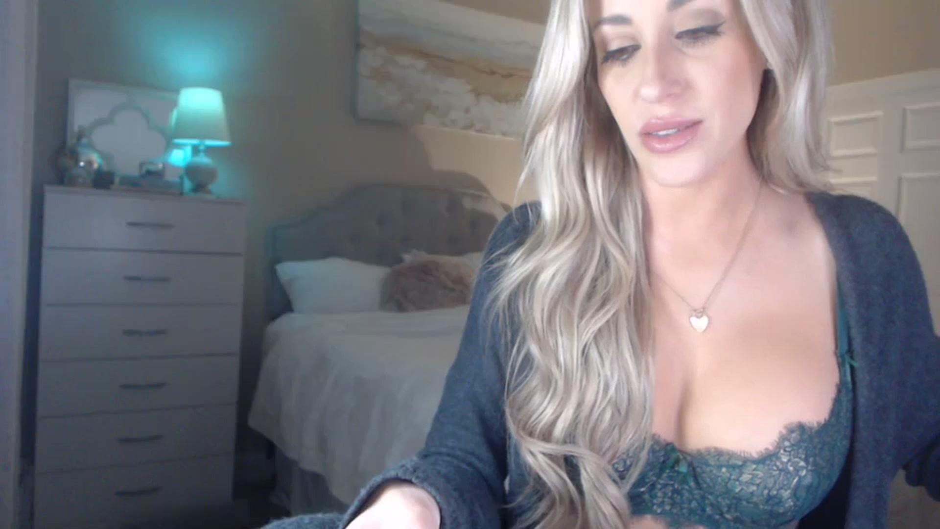Gallery image thumbnail from Queen_bambii's myfreecams stream on, 12/21/2023, 05:25 image 18 of 20