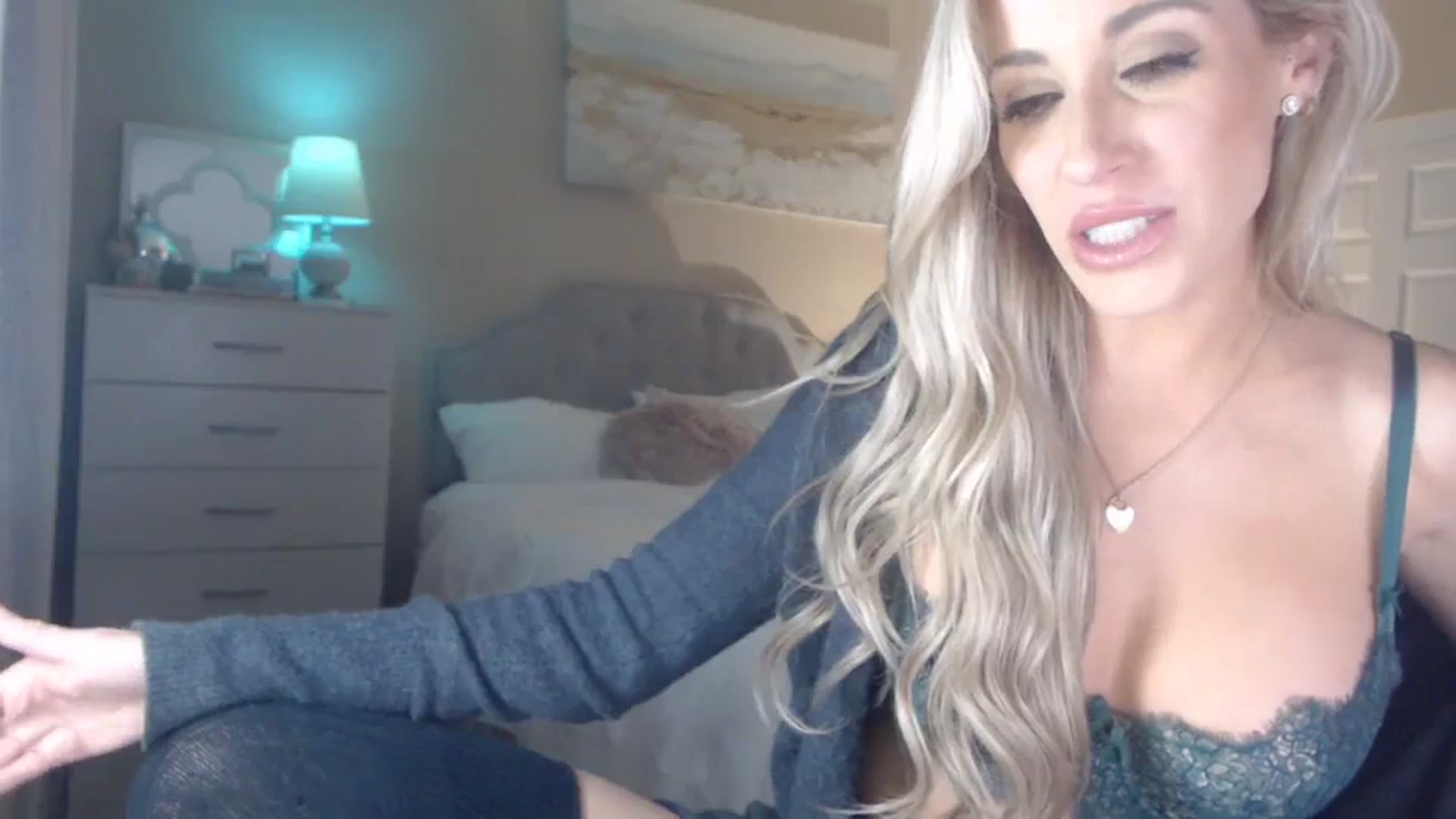Gallery image thumbnail from Queen_bambii's myfreecams stream on, 12/21/2023, 08:25 image 8 of 20