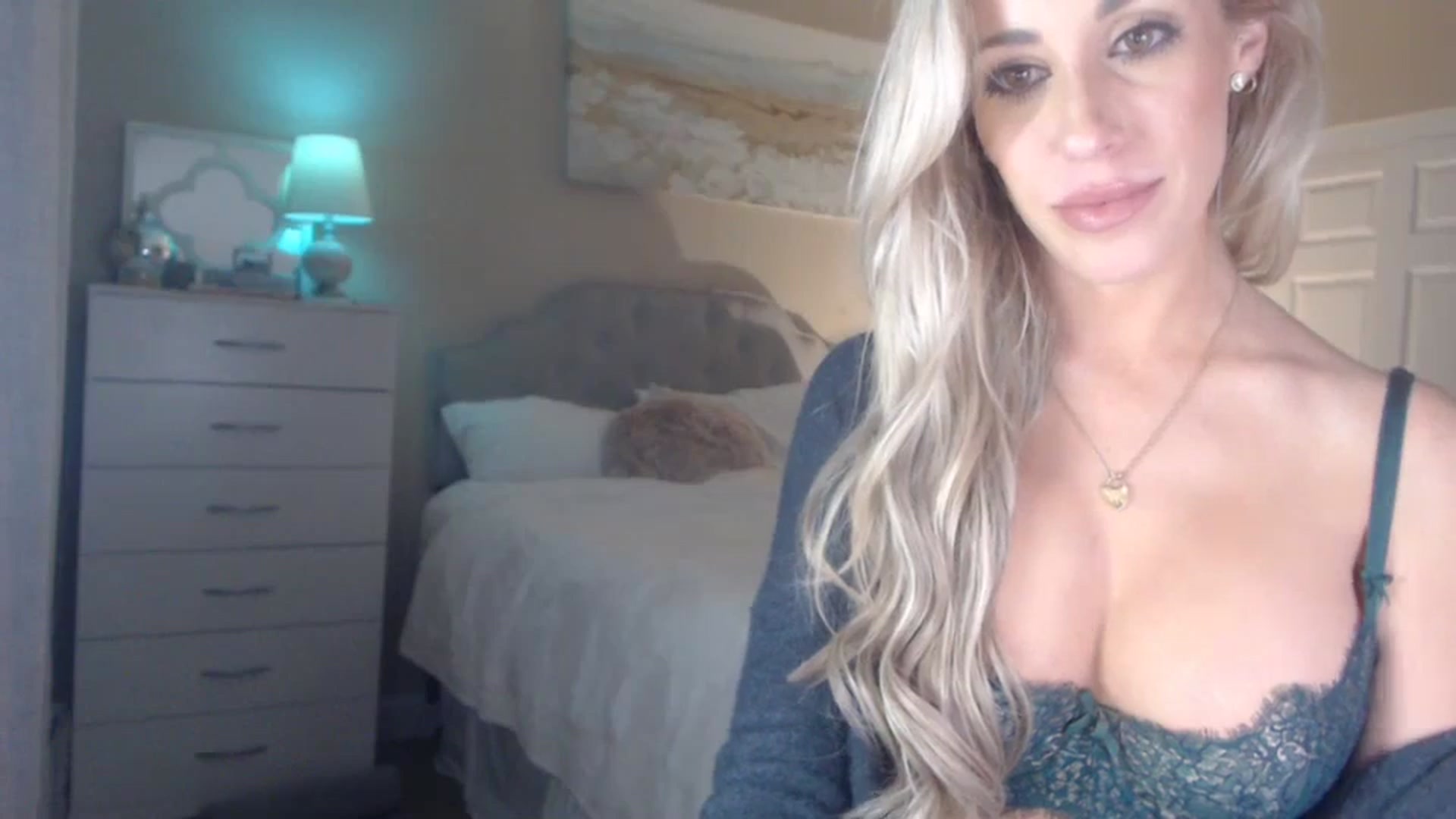 Gallery image thumbnail from Queen_bambii's myfreecams stream on, 12/21/2023, 08:25 image 3 of 20