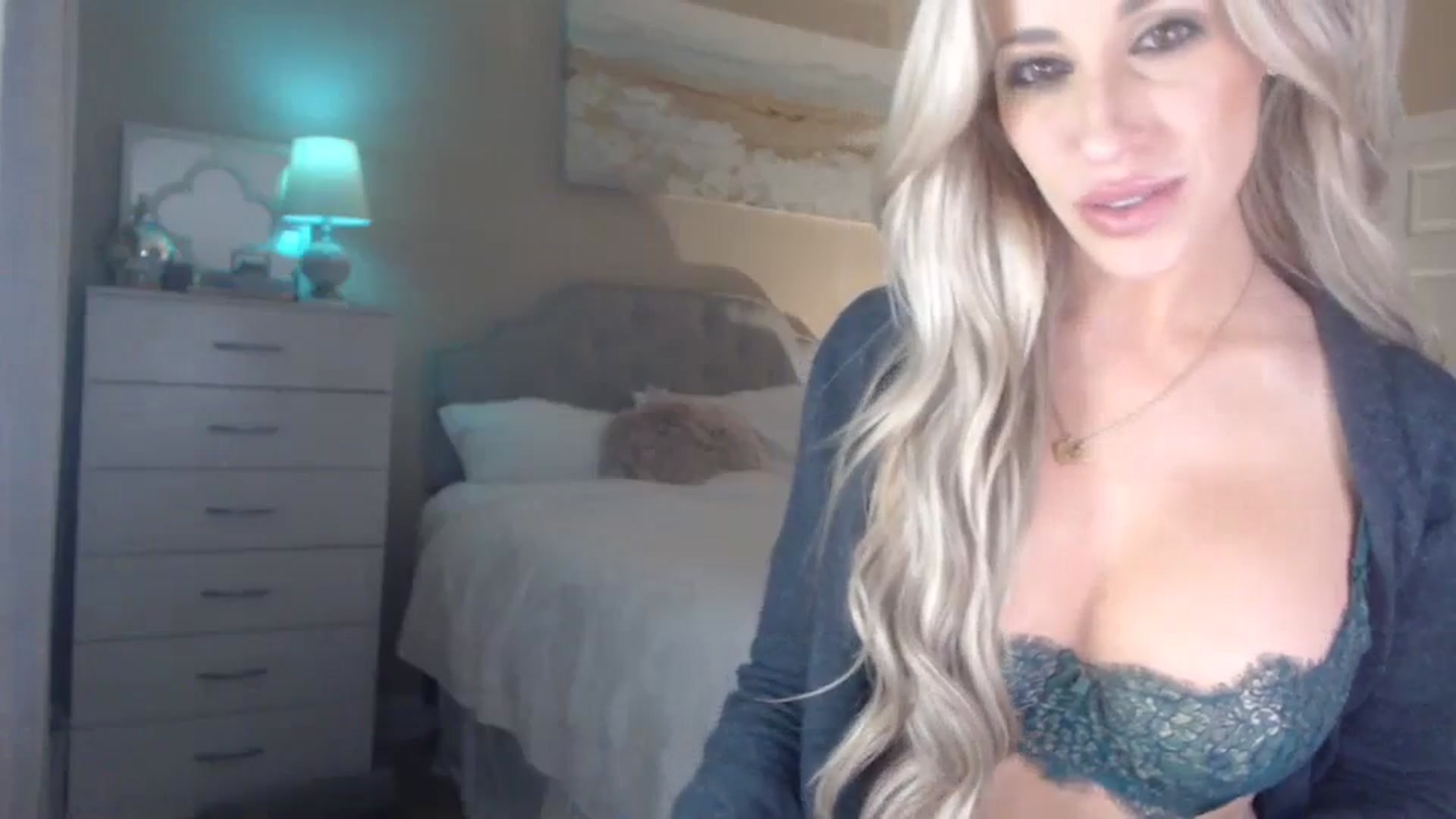 Gallery image thumbnail from Queen_bambii's myfreecams stream on, 12/21/2023, 08:25 image 11 of 20