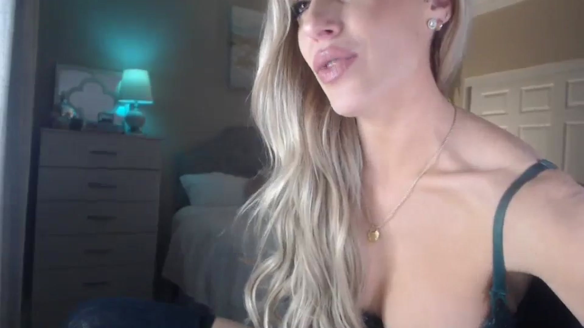 Gallery image thumbnail from Queen_bambii's myfreecams stream on, 12/21/2023, 08:25 image 17 of 20