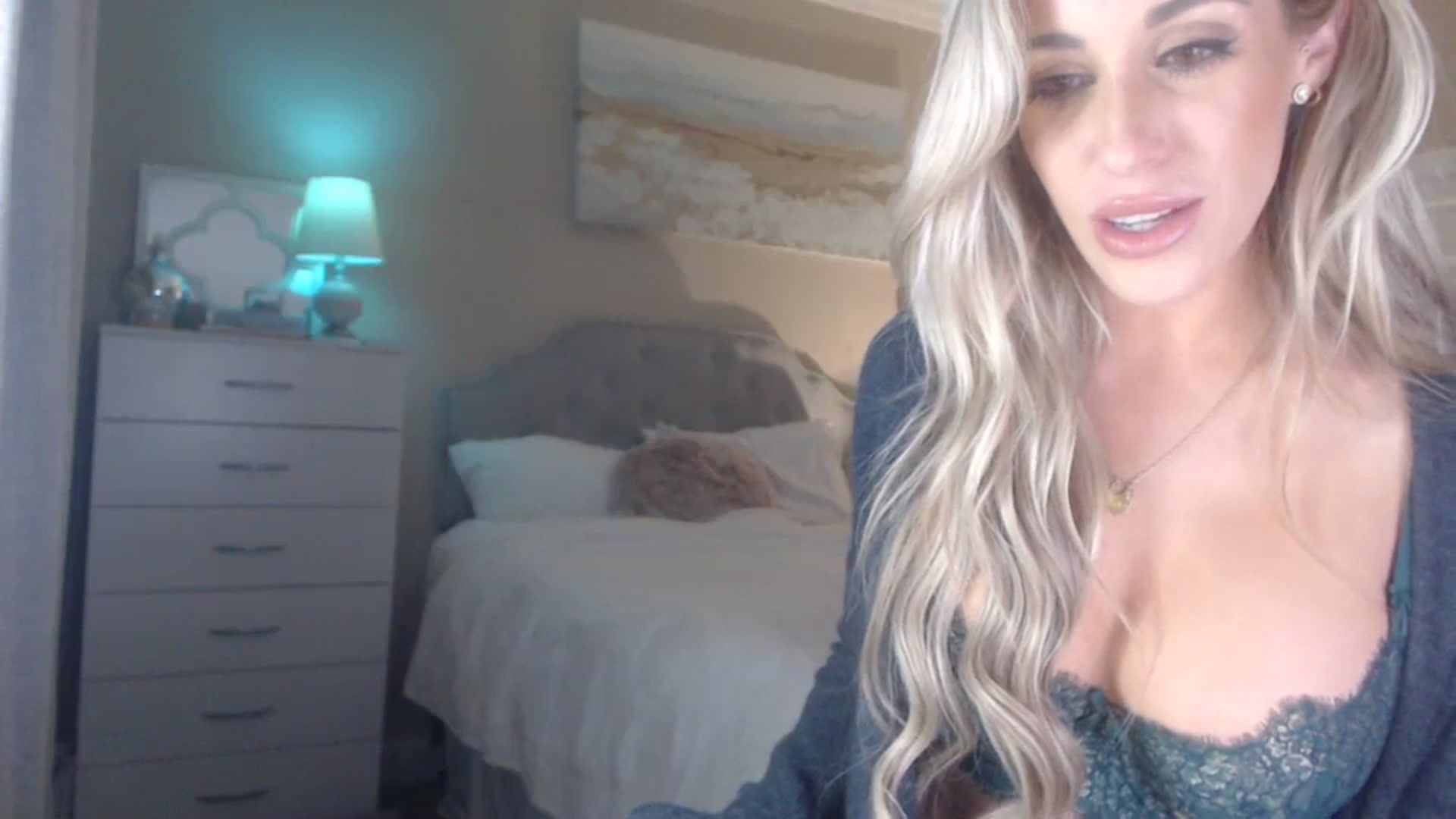 Gallery image thumbnail from Queen_bambii's myfreecams stream on, 12/21/2023, 08:25 image 4 of 20