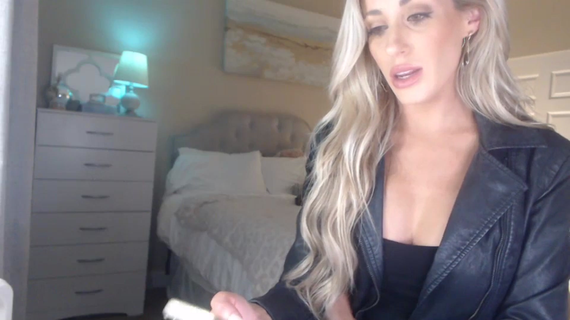 Gallery image thumbnail from Queen_bambii's myfreecams stream on, 12/28/2023, 06:42 image 16 of 20