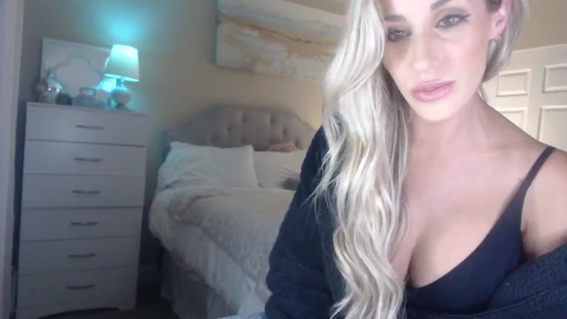 Gallery image thumbnail from Queen_bambii's myfreecams stream on, 12/28/2023, 07:41 image 15 of 20