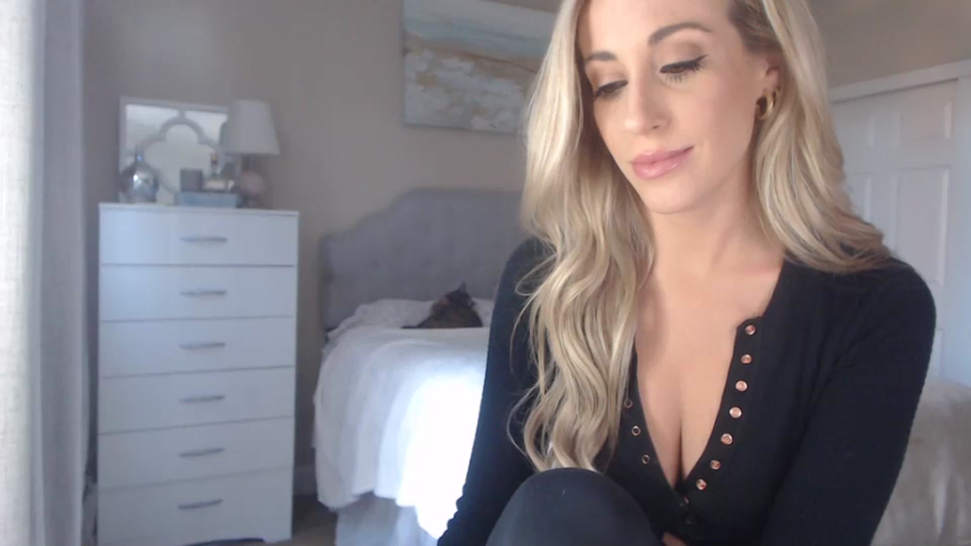 Gallery image thumbnail from Queen_bambii's myfreecams stream on, 01/16/2024, 22:06 image 10 of 20