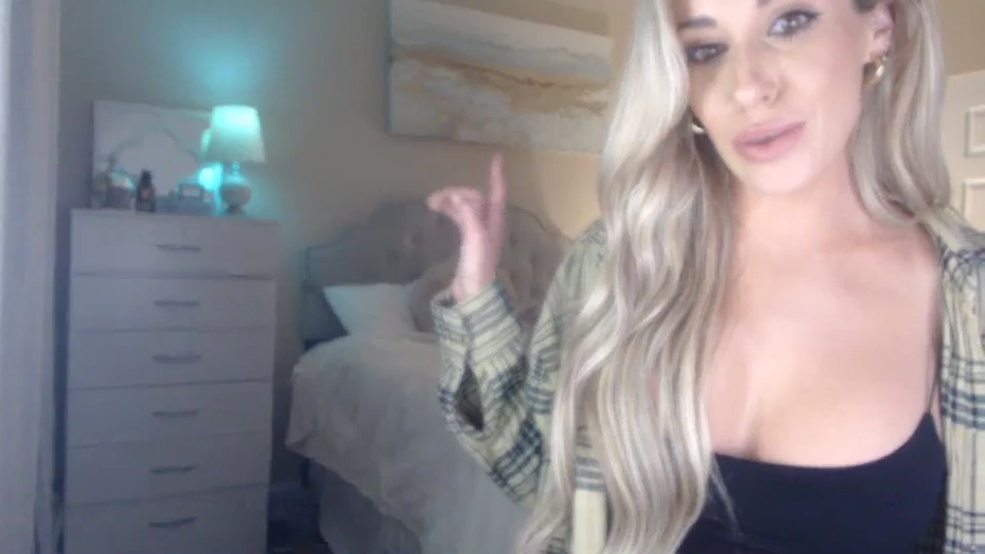 Gallery image thumbnail from Queen_bambii's myfreecams stream on, 01/23/2024, 07:25 image 10 of 20