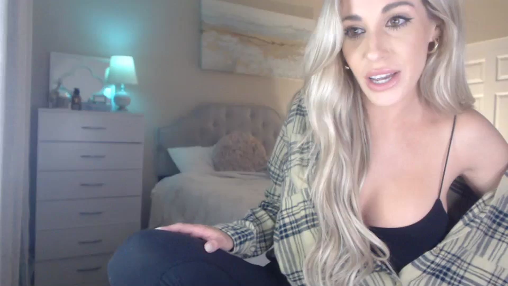 Gallery image thumbnail from Queen_bambii's myfreecams stream on, 01/23/2024, 07:25 image 7 of 20