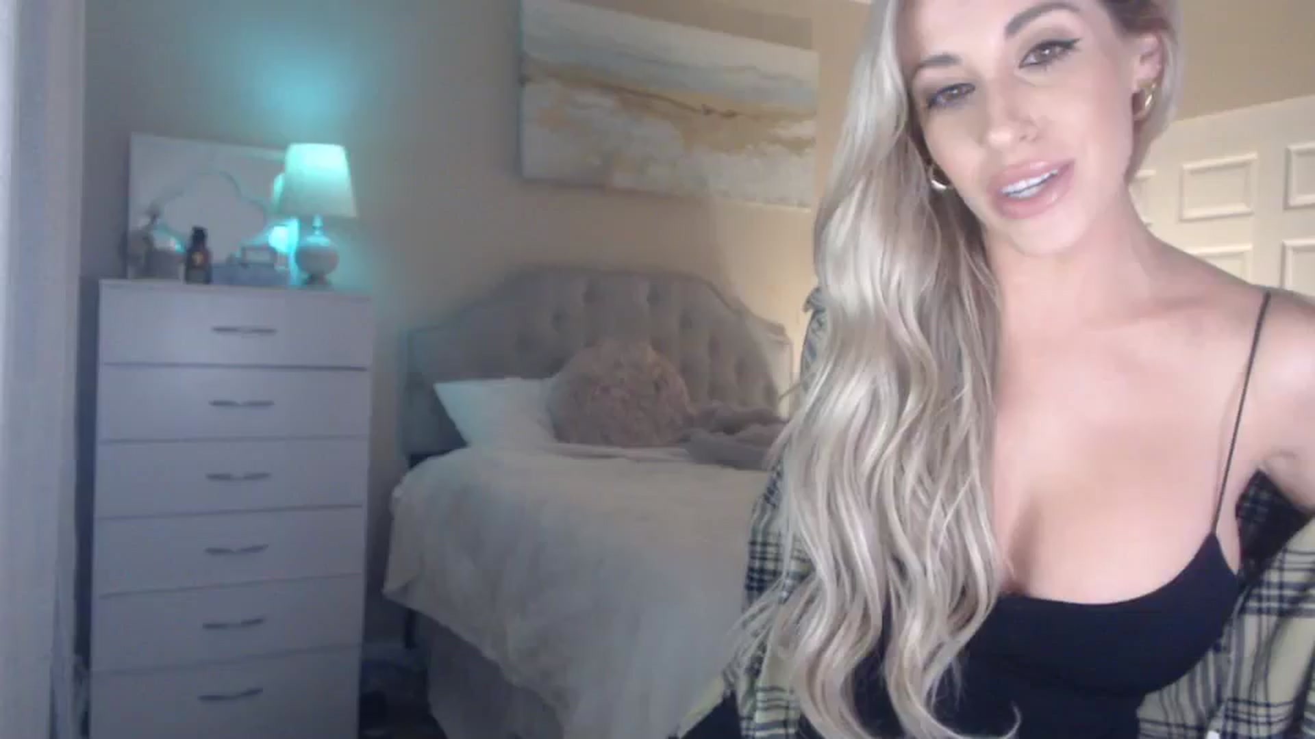 Gallery image thumbnail from Queen_bambii's myfreecams stream on, 01/23/2024, 07:25 image 14 of 20