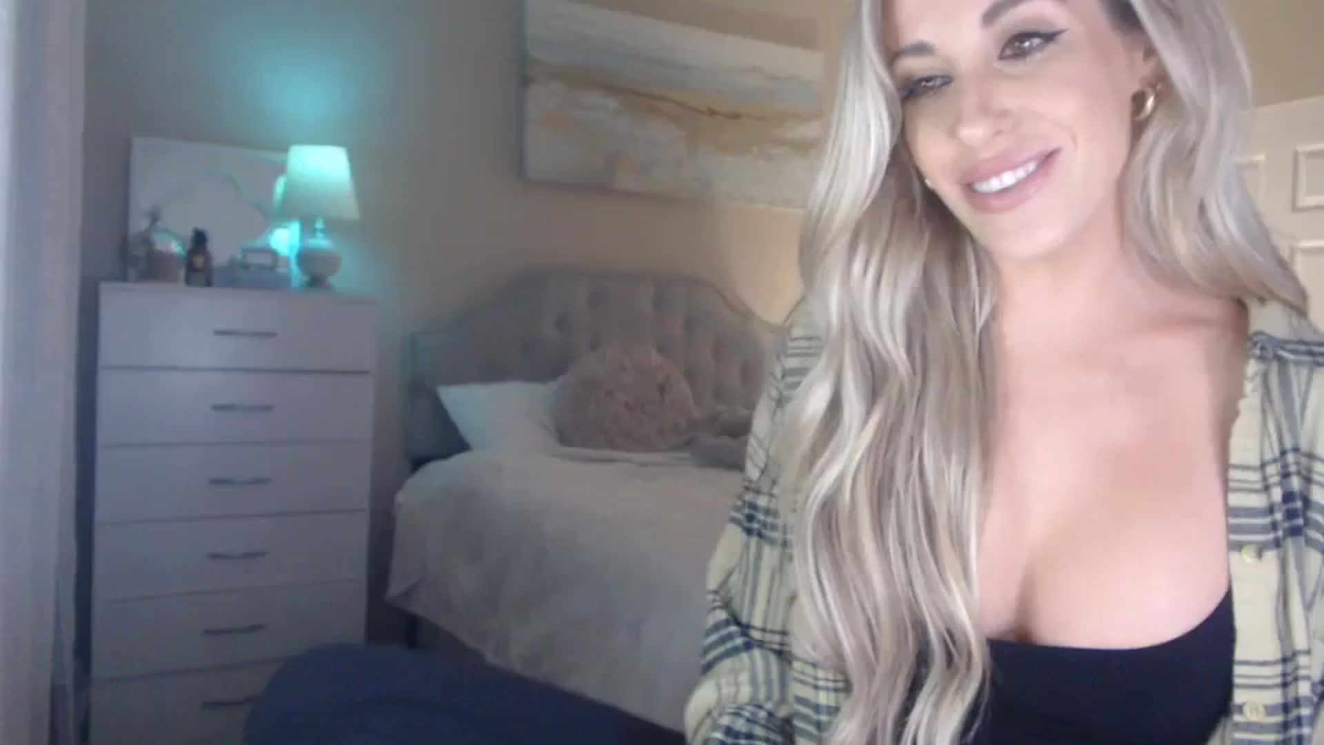 Gallery image thumbnail from Queen_bambii's myfreecams stream on, 01/23/2024, 07:25 image 12 of 20