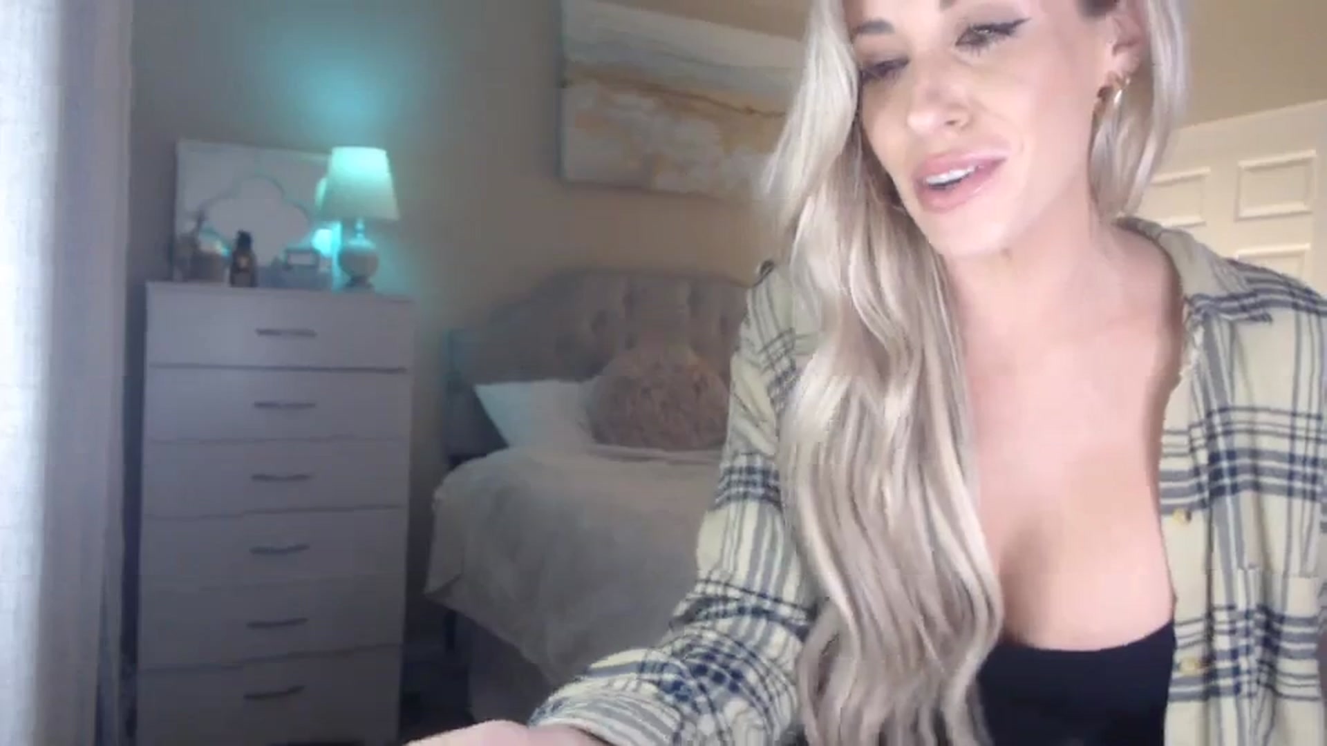 Gallery image thumbnail from Queen_bambii's myfreecams stream on, 01/23/2024, 07:25 image 16 of 20