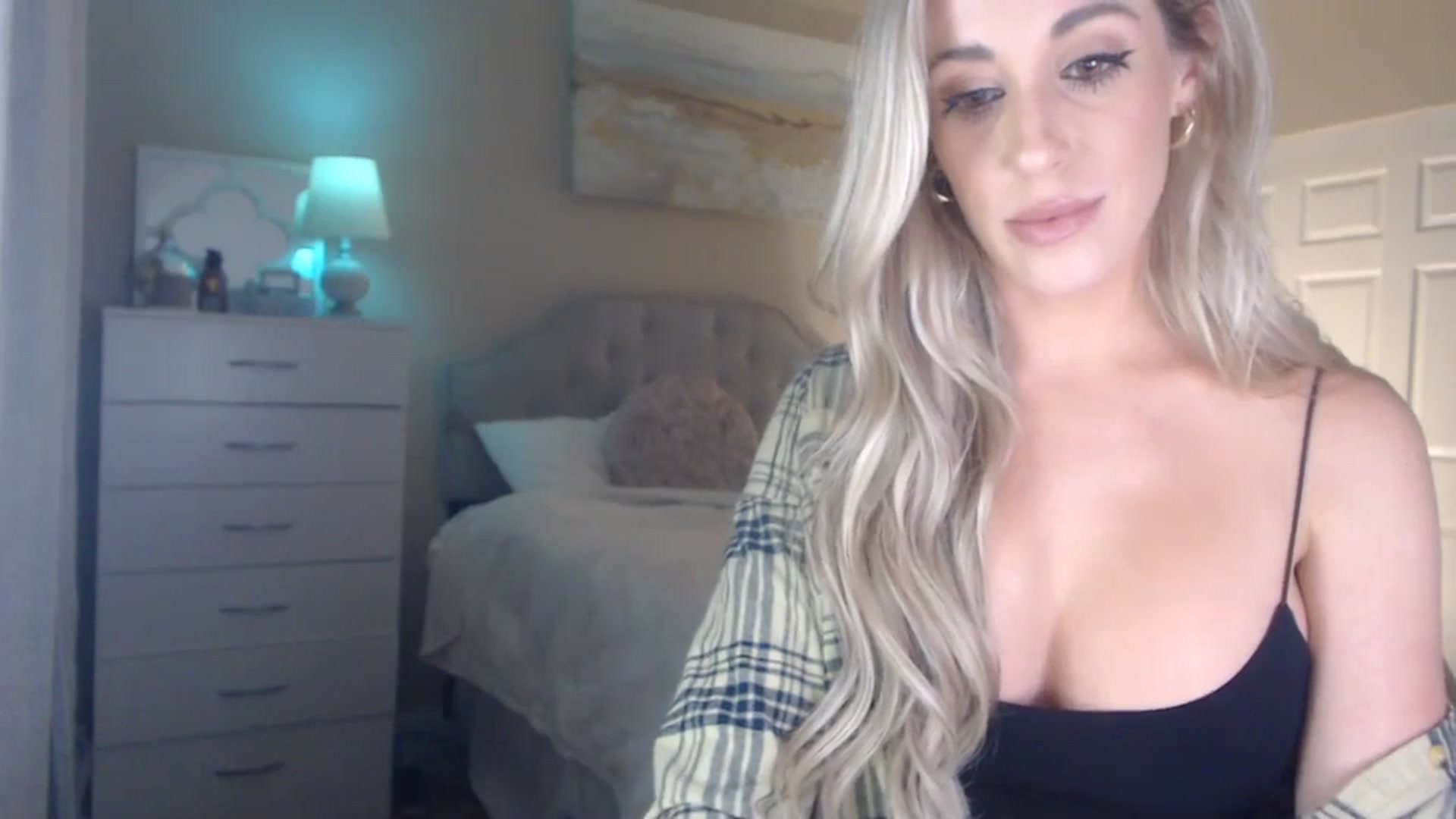 Gallery image thumbnail from Queen_bambii's myfreecams stream on, 01/23/2024, 07:25 image 3 of 20
