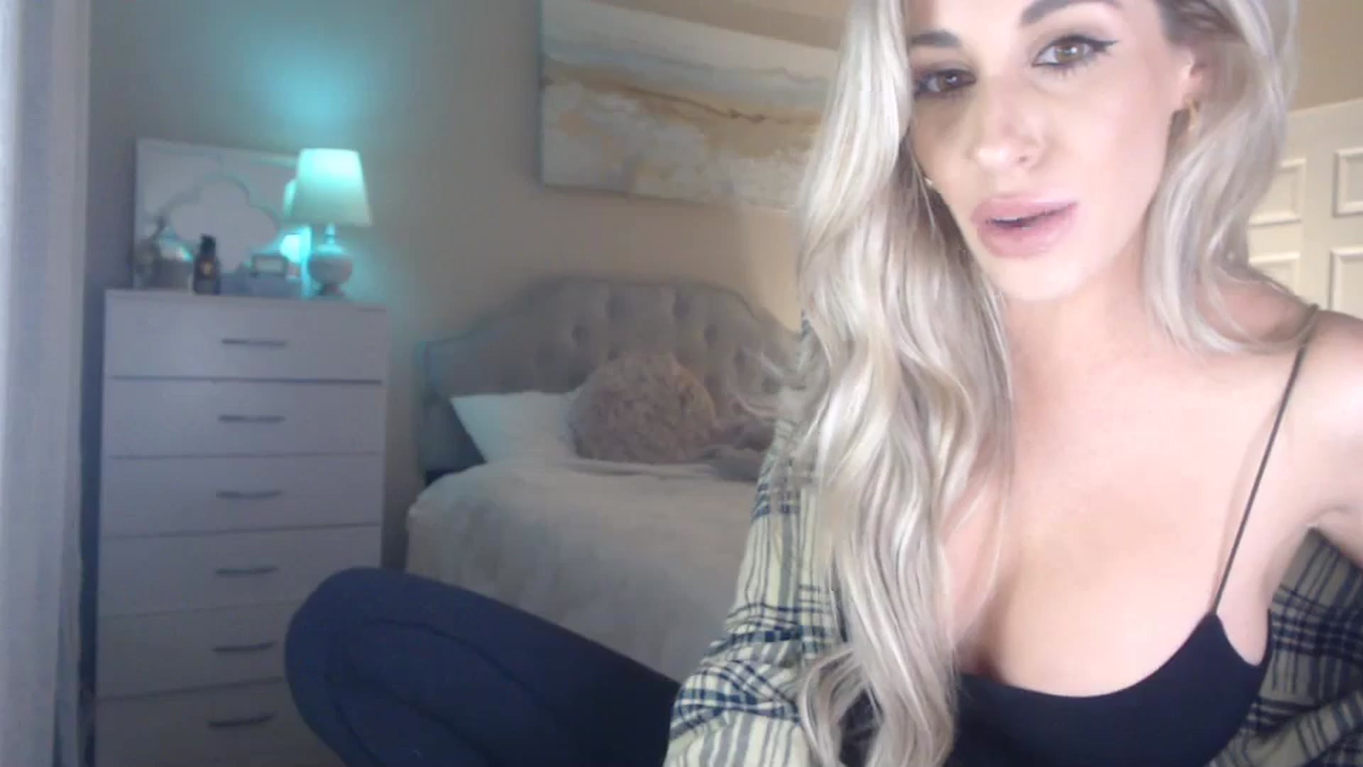 Gallery image thumbnail from Queen_bambii's myfreecams stream on, 01/23/2024, 07:25 image 13 of 20