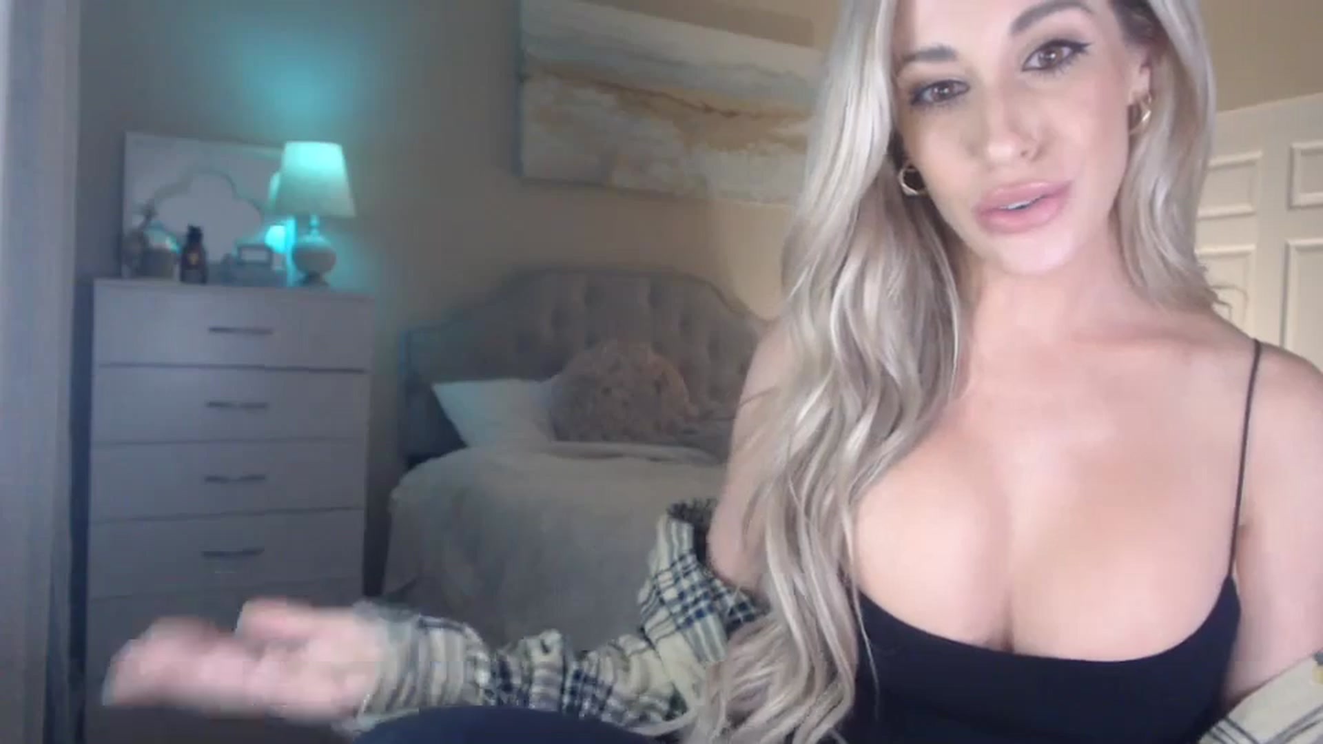 Gallery image thumbnail from Queen_bambii's myfreecams stream on, 01/23/2024, 07:25 image 2 of 20
