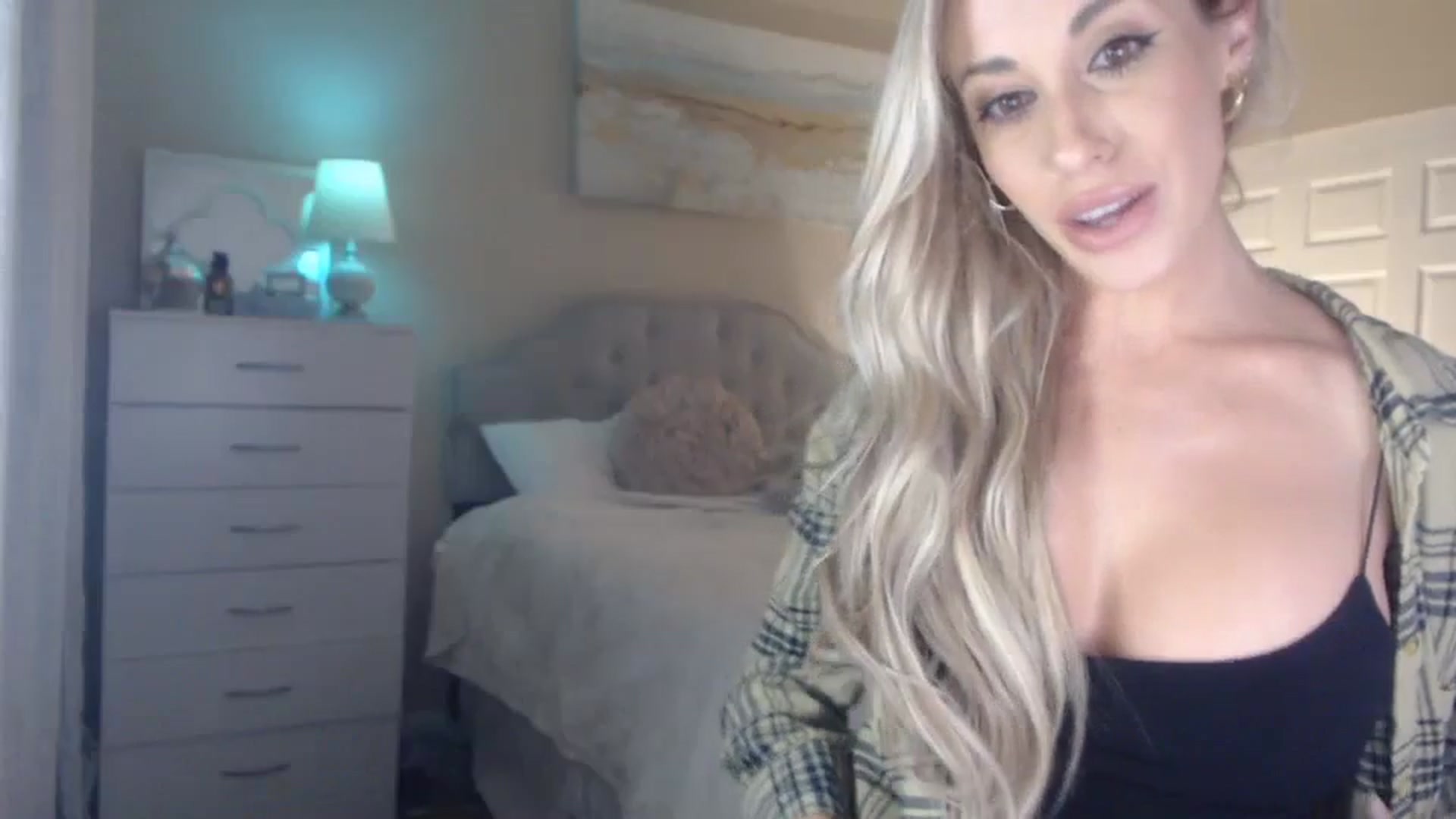 Gallery image thumbnail from Queen_bambii's myfreecams stream on, 01/23/2024, 07:25 image 9 of 20