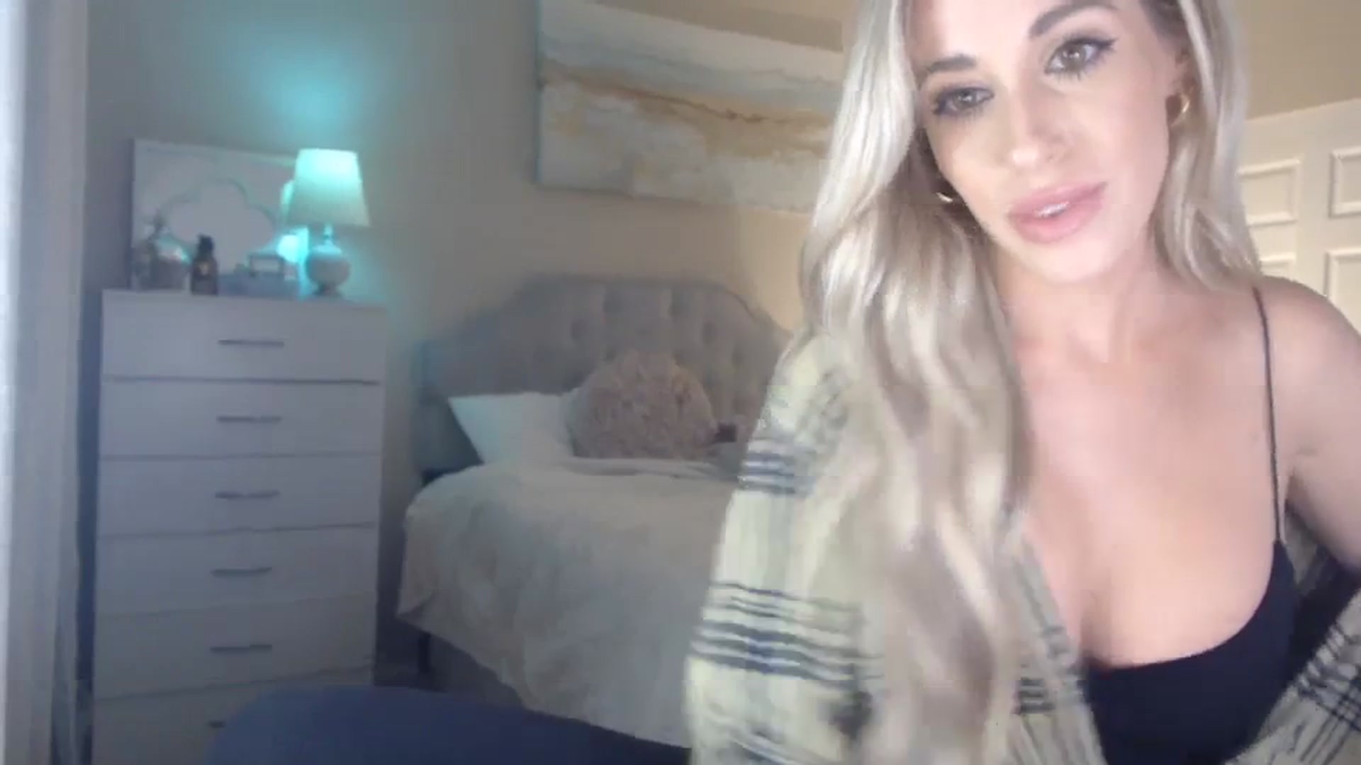 Gallery image thumbnail from Queen_bambii's myfreecams stream on, 01/23/2024, 07:25 image 6 of 20