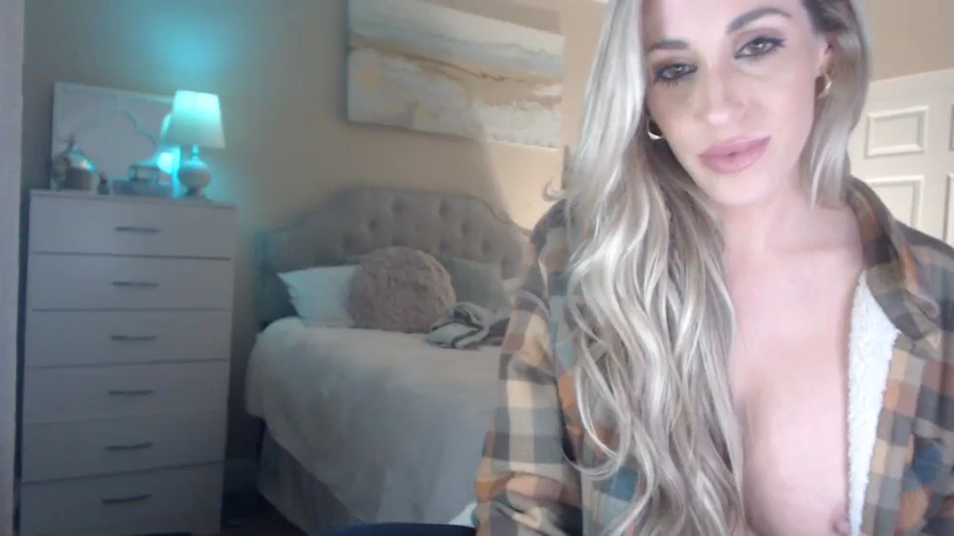 Gallery image thumbnail from Queen_bambii's myfreecams stream on, 01/25/2024, 07:20 image 10 of 20