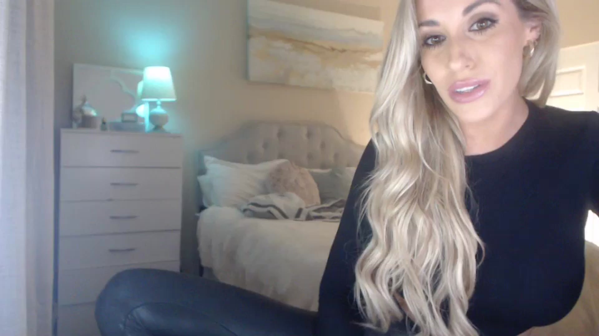 Gallery image thumbnail from Queen_bambii's myfreecams stream on, 01/27/2024, 06:21 image 14 of 20