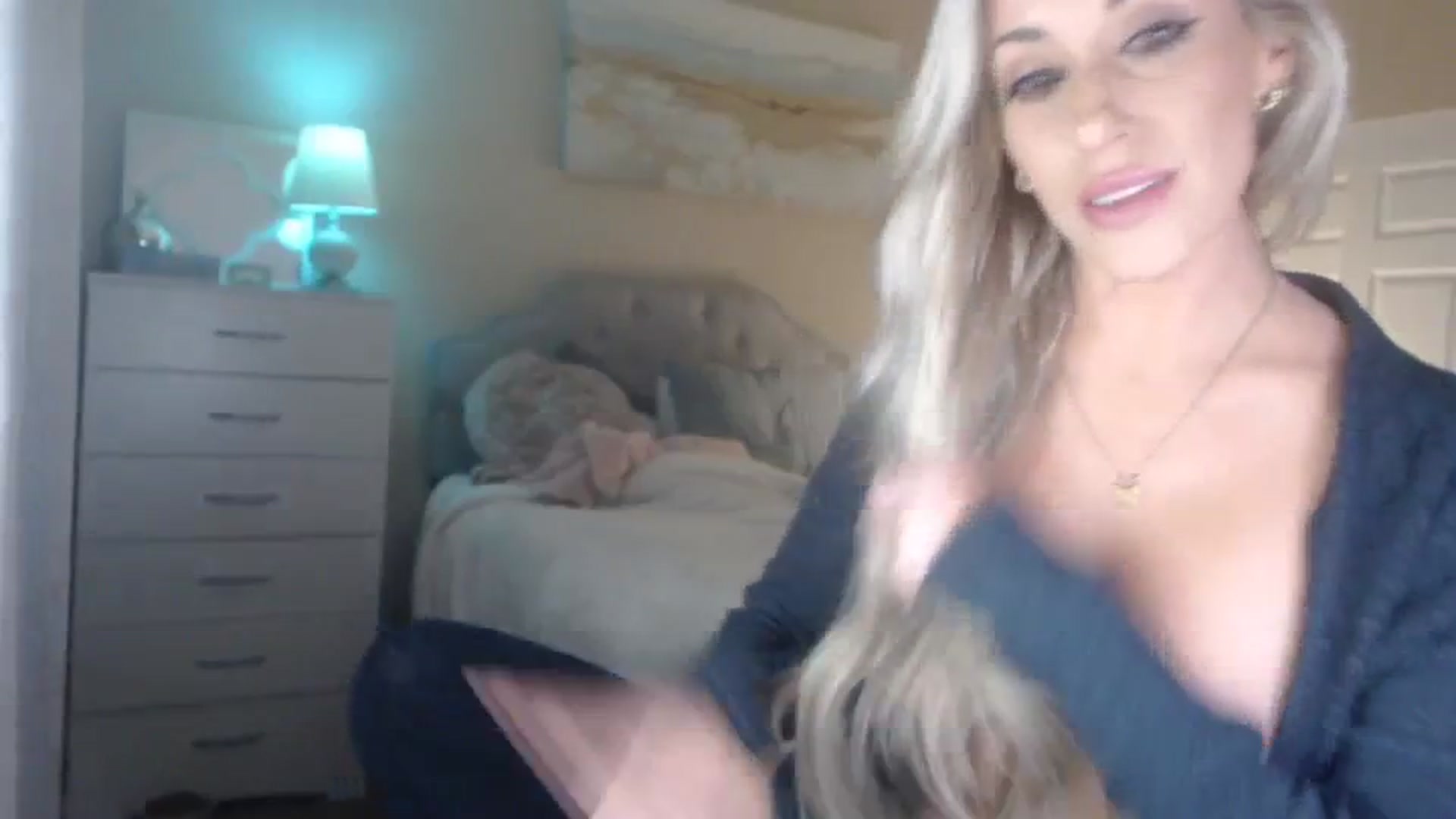 Gallery image thumbnail from Queen_bambii's myfreecams stream on, 03/05/2024, 07:37 image 10 of 20