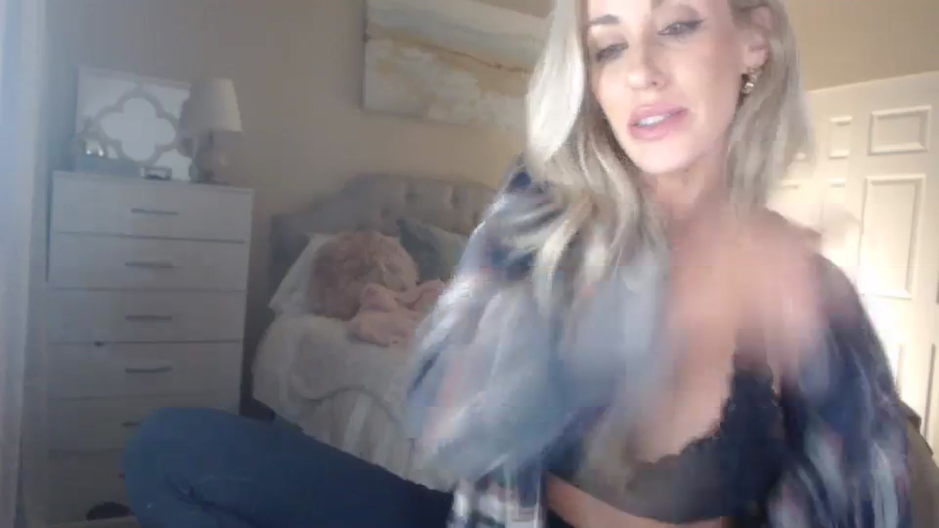 Gallery image thumbnail from Queen_bambii's myfreecams stream on, 03/08/2024, 08:16 image 17 of 20