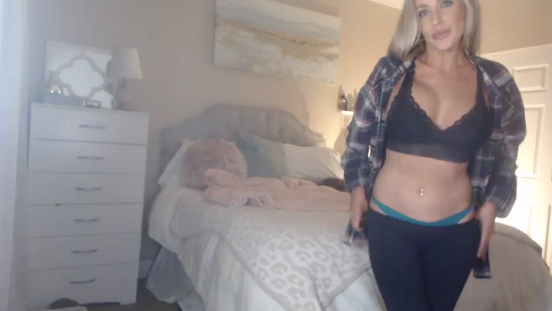 Gallery image thumbnail from Queen_bambii's myfreecams stream on, 03/08/2024, 08:16 image 12 of 20