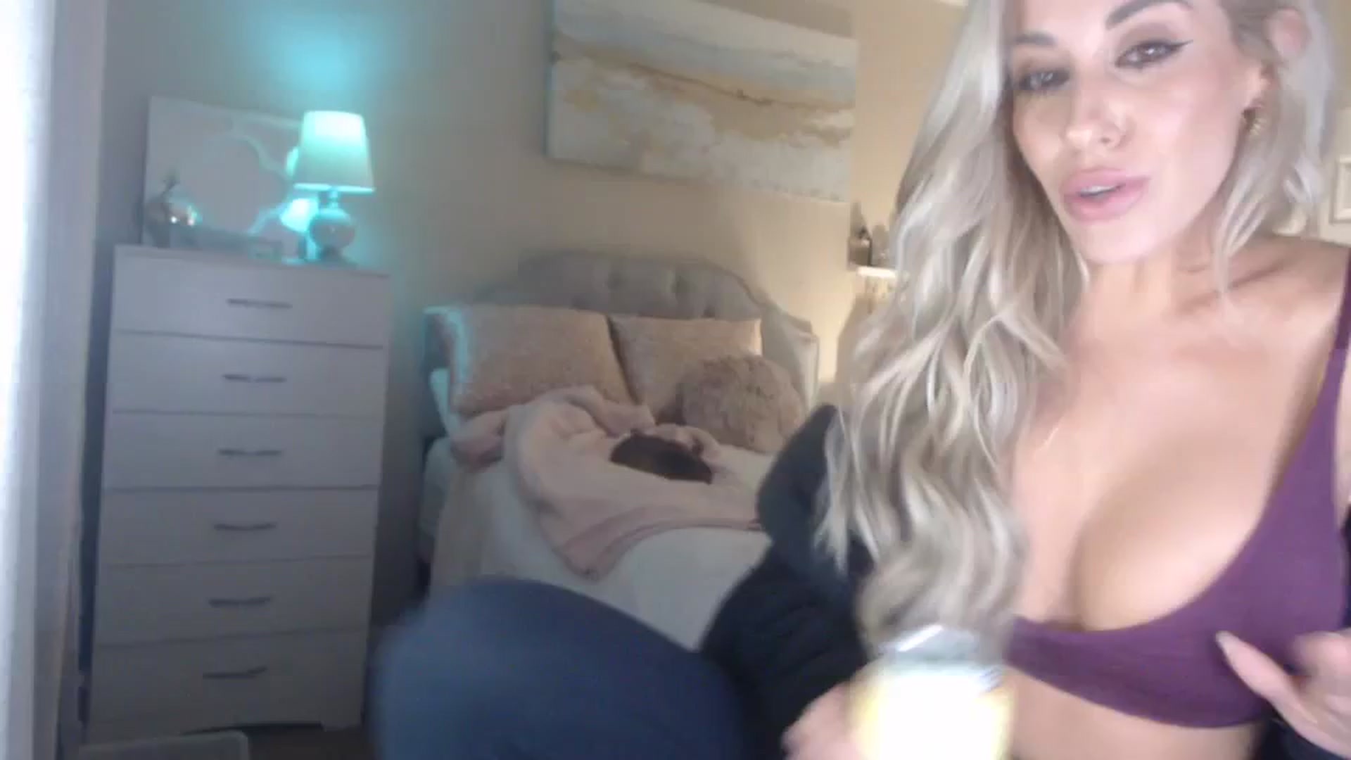 Gallery image thumbnail from Queen_bambii's myfreecams stream on, 03/10/2024, 08:11 image 7 of 20
