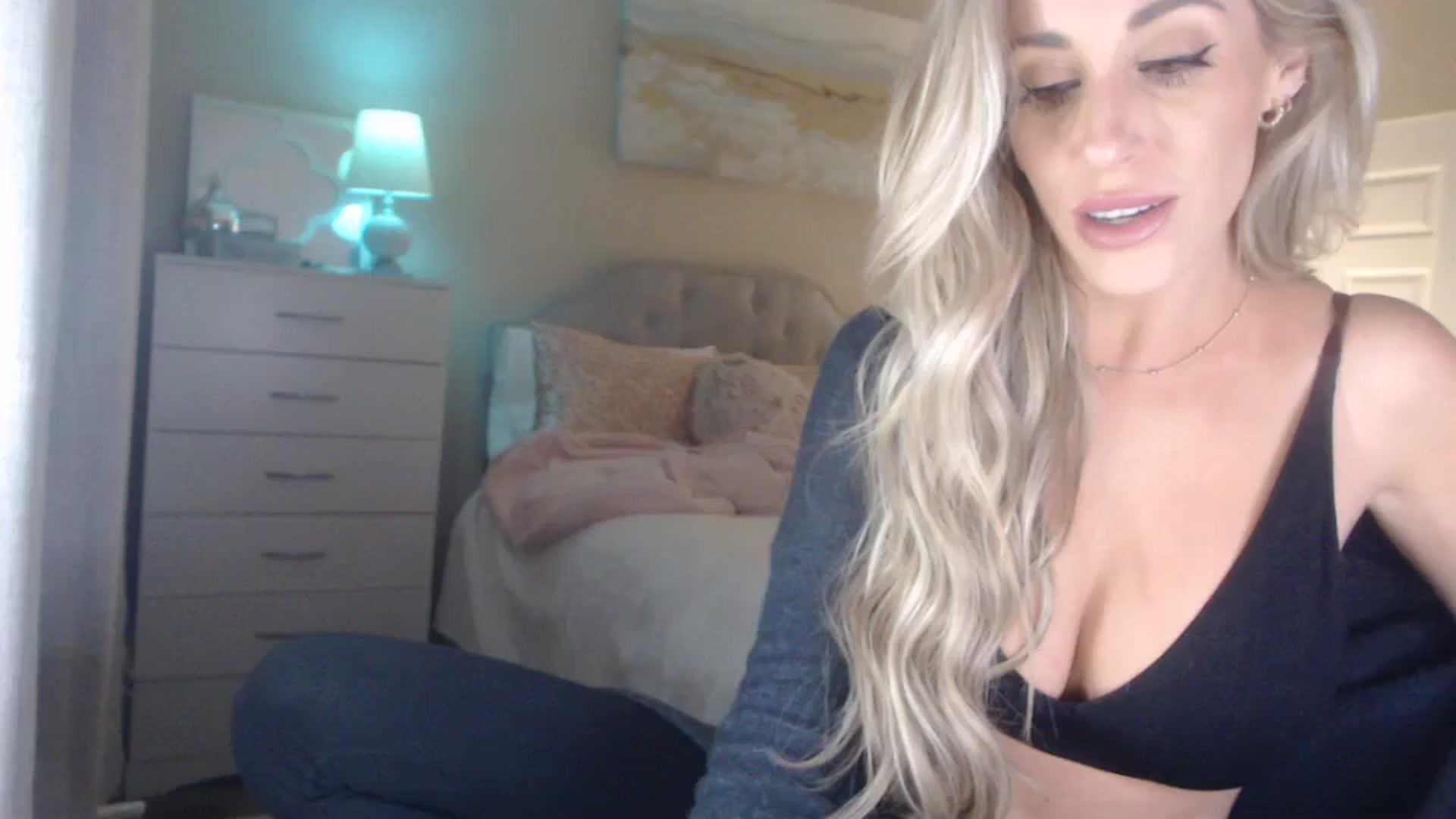 Gallery image thumbnail from Queen_bambii's myfreecams stream on, 03/13/2024, 07:08 image 14 of 20