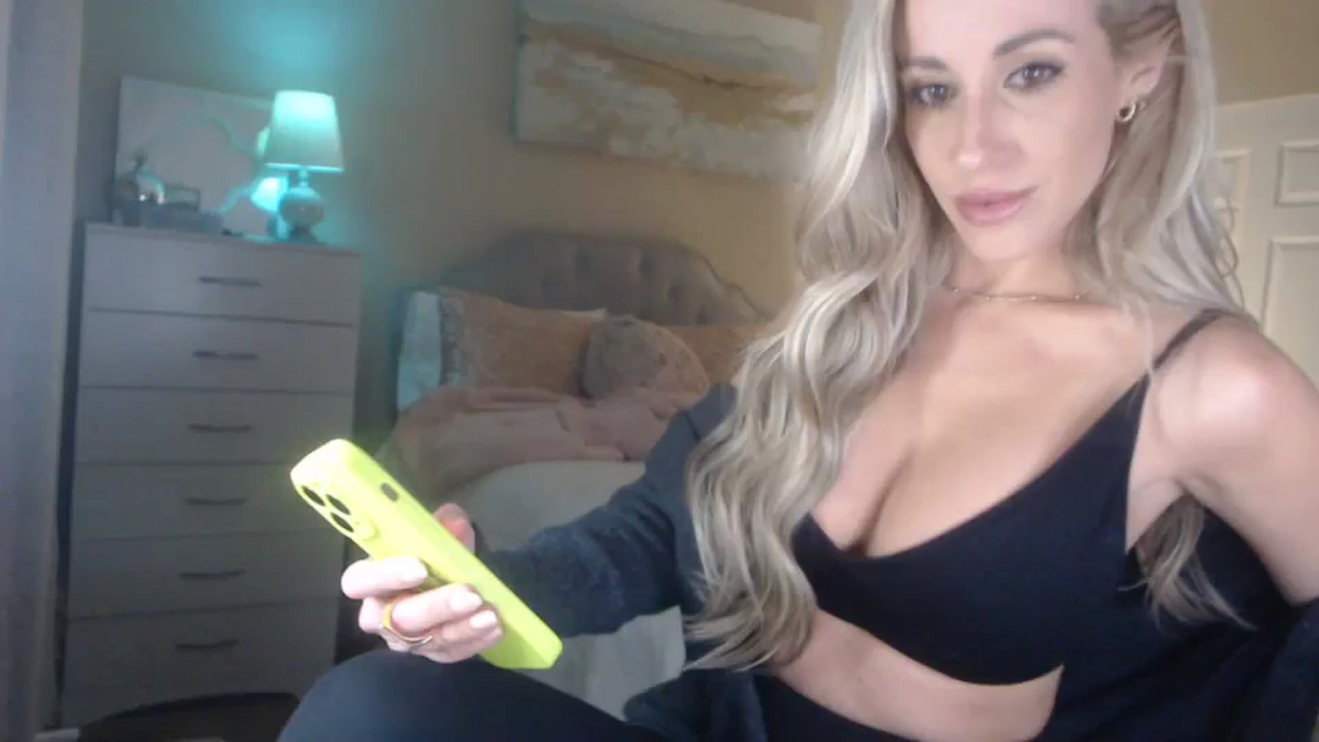 Gallery image thumbnail from Queen_bambii's myfreecams stream on, 03/13/2024, 07:08 image 17 of 20