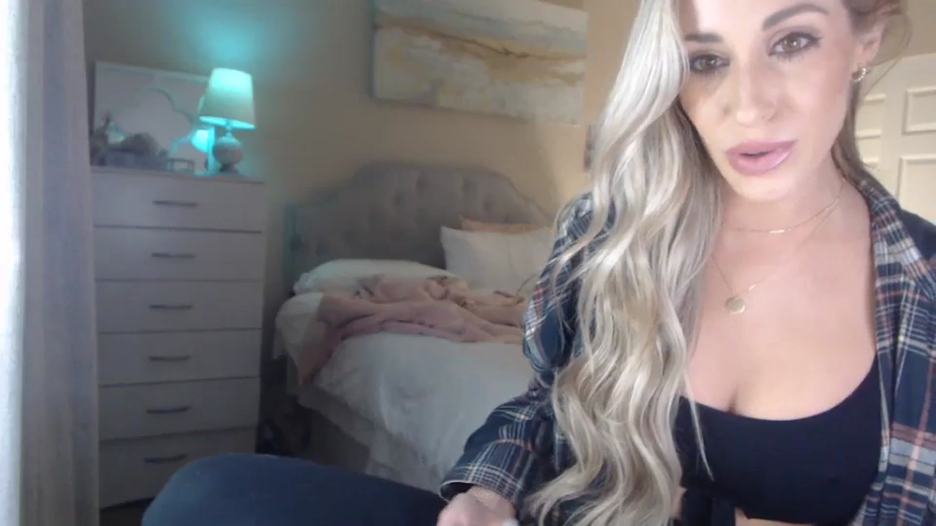 Gallery image thumbnail from Queen_bambii's myfreecams stream on, 03/26/2024, 07:02 image 17 of 20