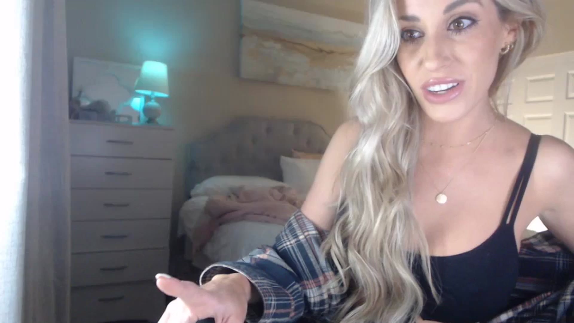 Gallery image thumbnail from Queen_bambii's myfreecams stream on, 03/26/2024, 07:02 image 19 of 20