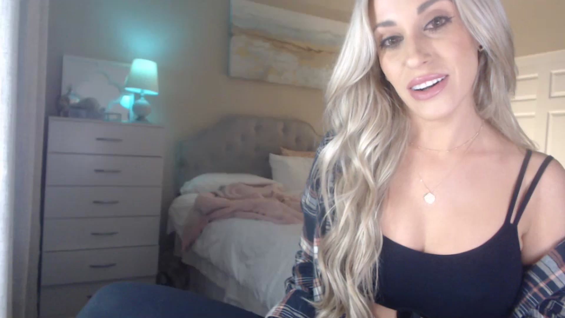 Gallery image thumbnail from Queen_bambii's myfreecams stream on, 03/26/2024, 07:02 image 9 of 20