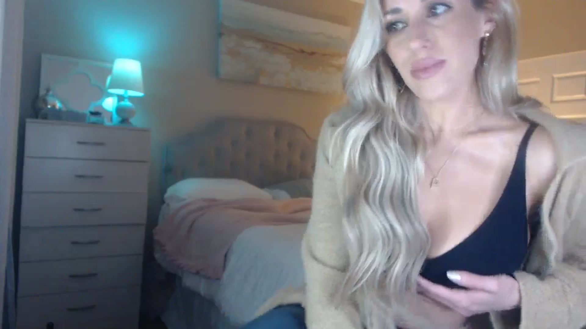 Gallery image thumbnail from Queen_bambii's myfreecams stream on, 04/05/2024, 05:52 image 15 of 20