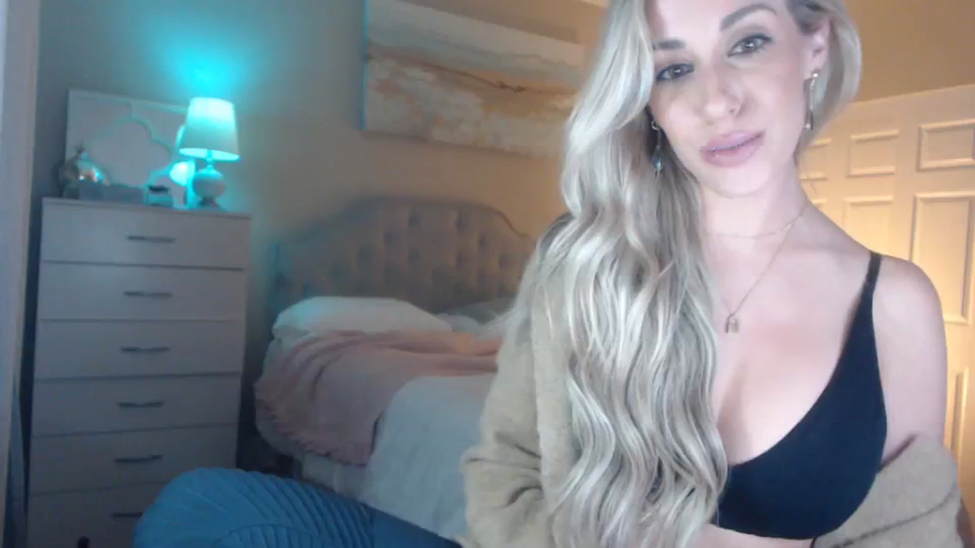 Gallery image thumbnail from Queen_bambii's myfreecams stream on, 04/05/2024, 05:52 image 14 of 20