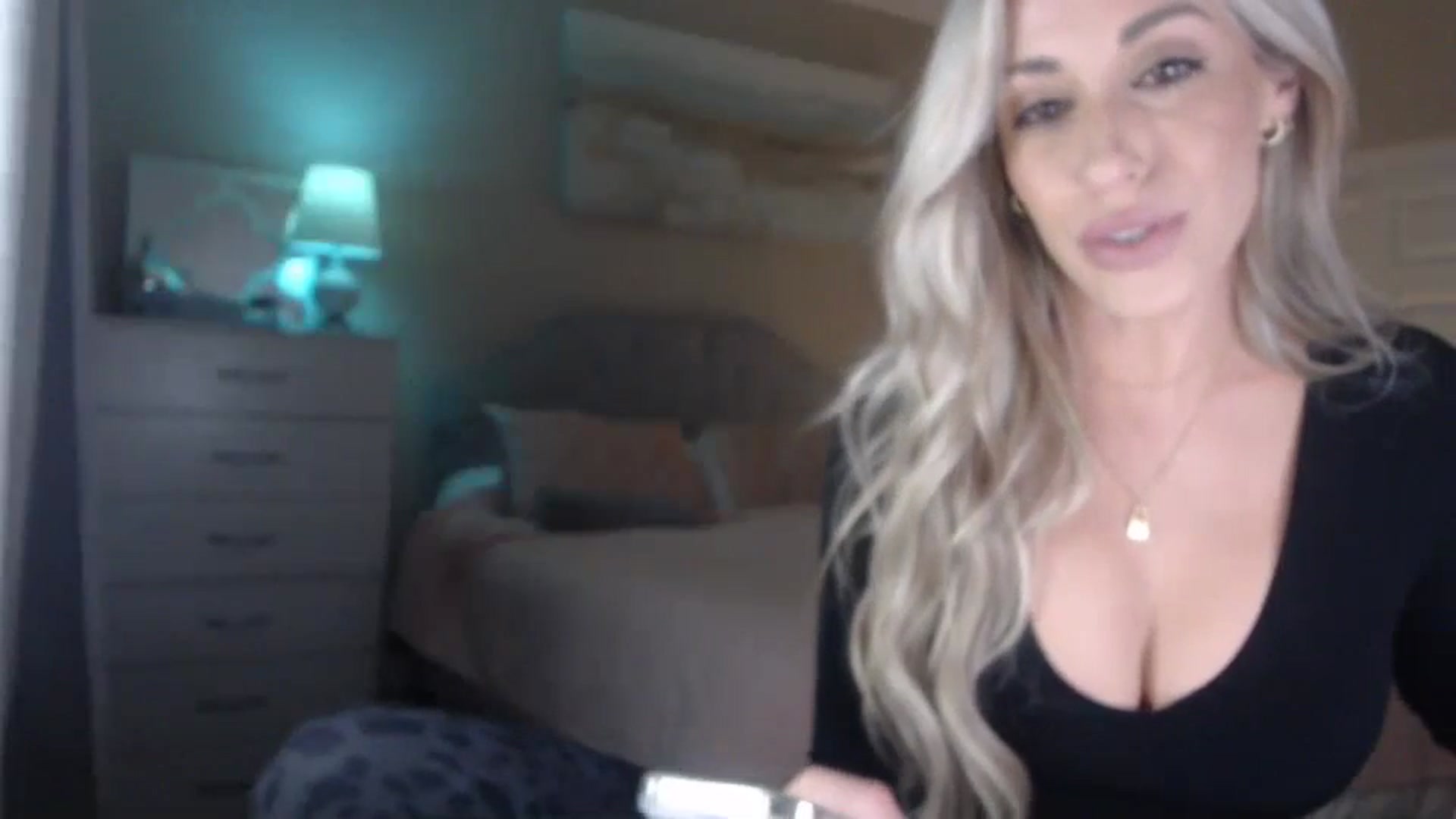 Gallery image thumbnail from Queen_bambii's myfreecams stream on, 04/09/2024, 05:06 image 10 of 20